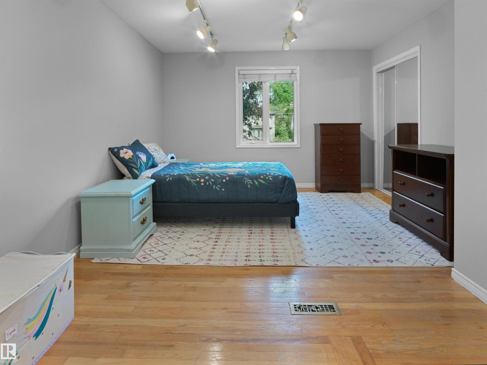 10968 75 Av Nw Property Photo 18