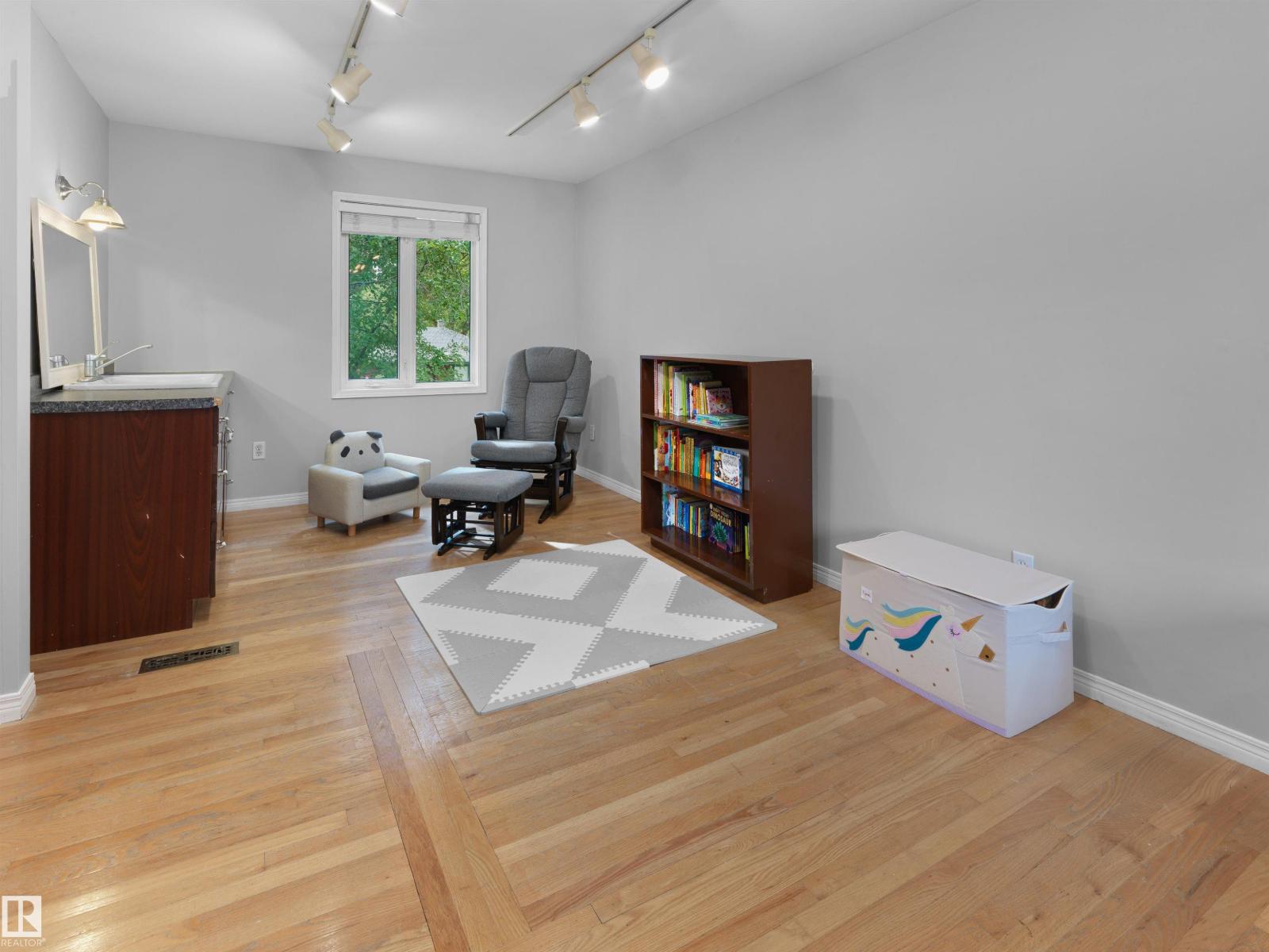 10968 75 Av Nw Property Photo 19