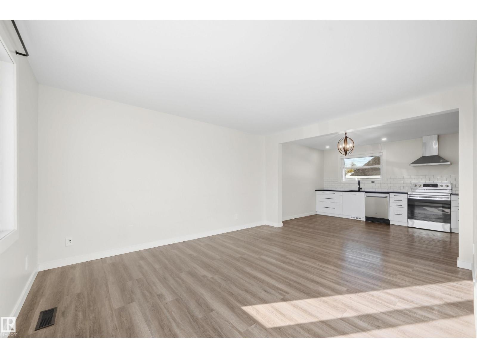 8914 162 St Nw Property Photo 4