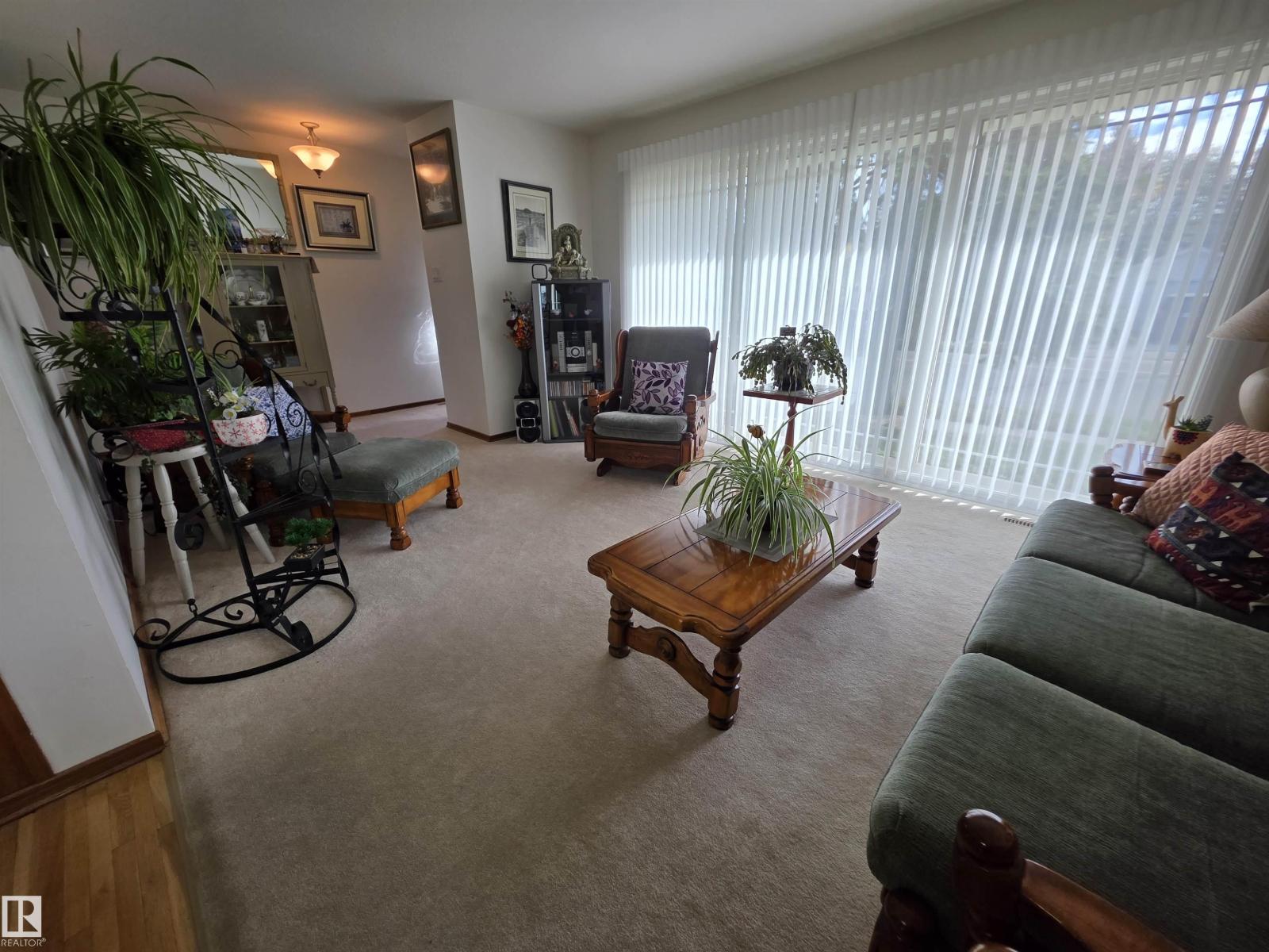 5308 48 St Property Photo 5