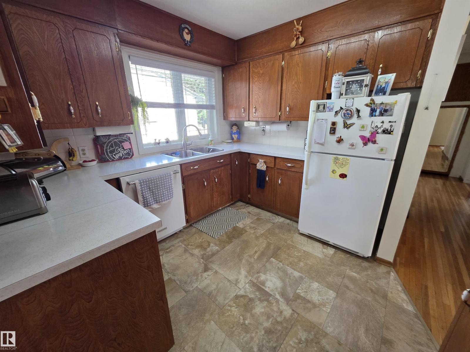 5308 48 St Property Photo 7