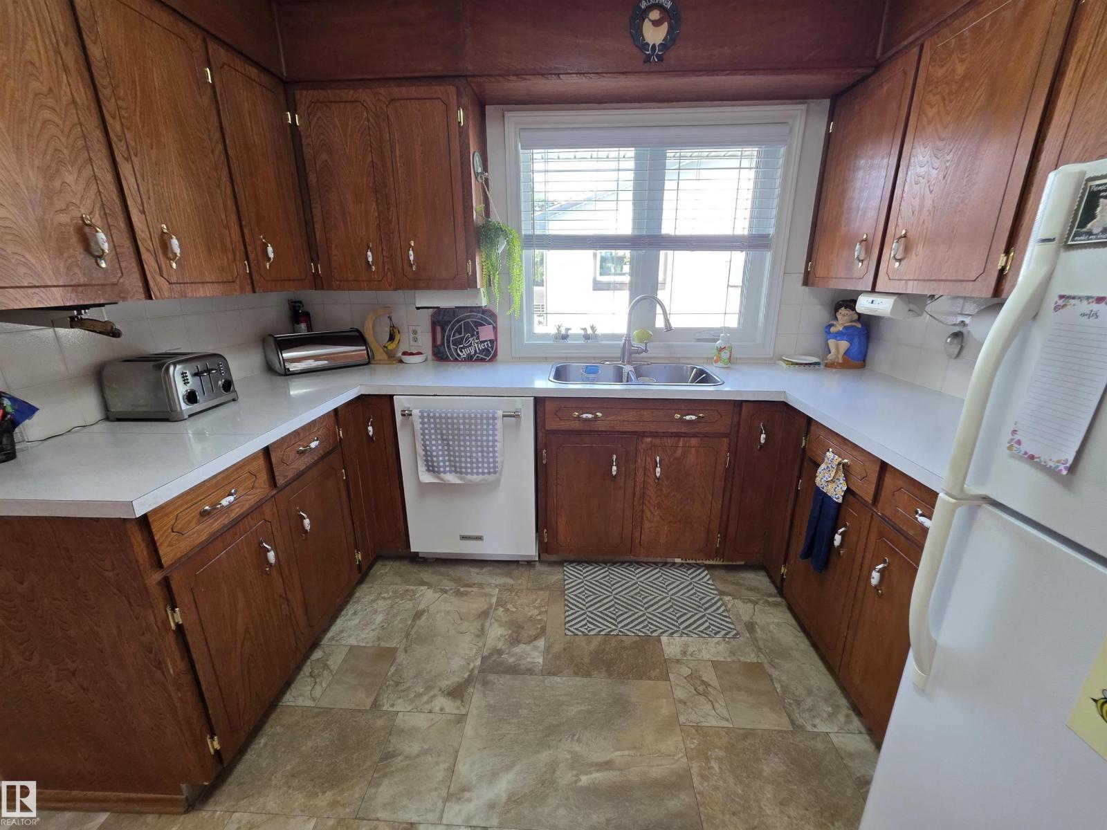 5308 48 St Property Photo 8