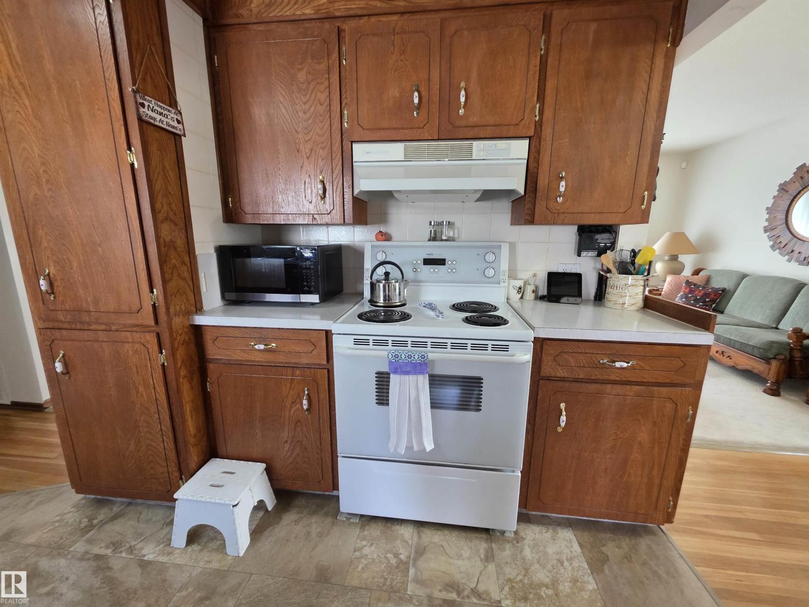 5308 48 St Property Photo 9