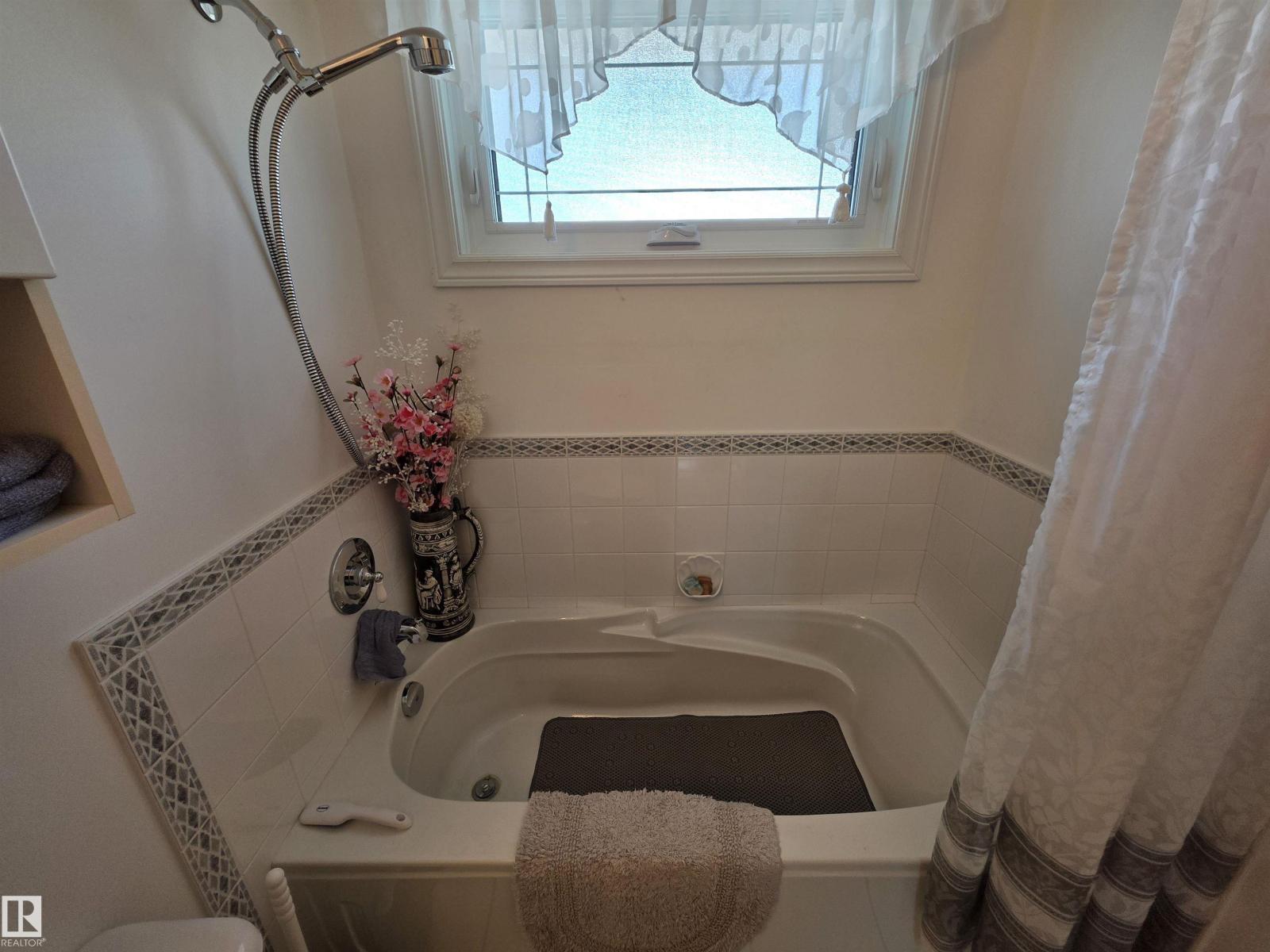 5308 48 St Property Photo 11