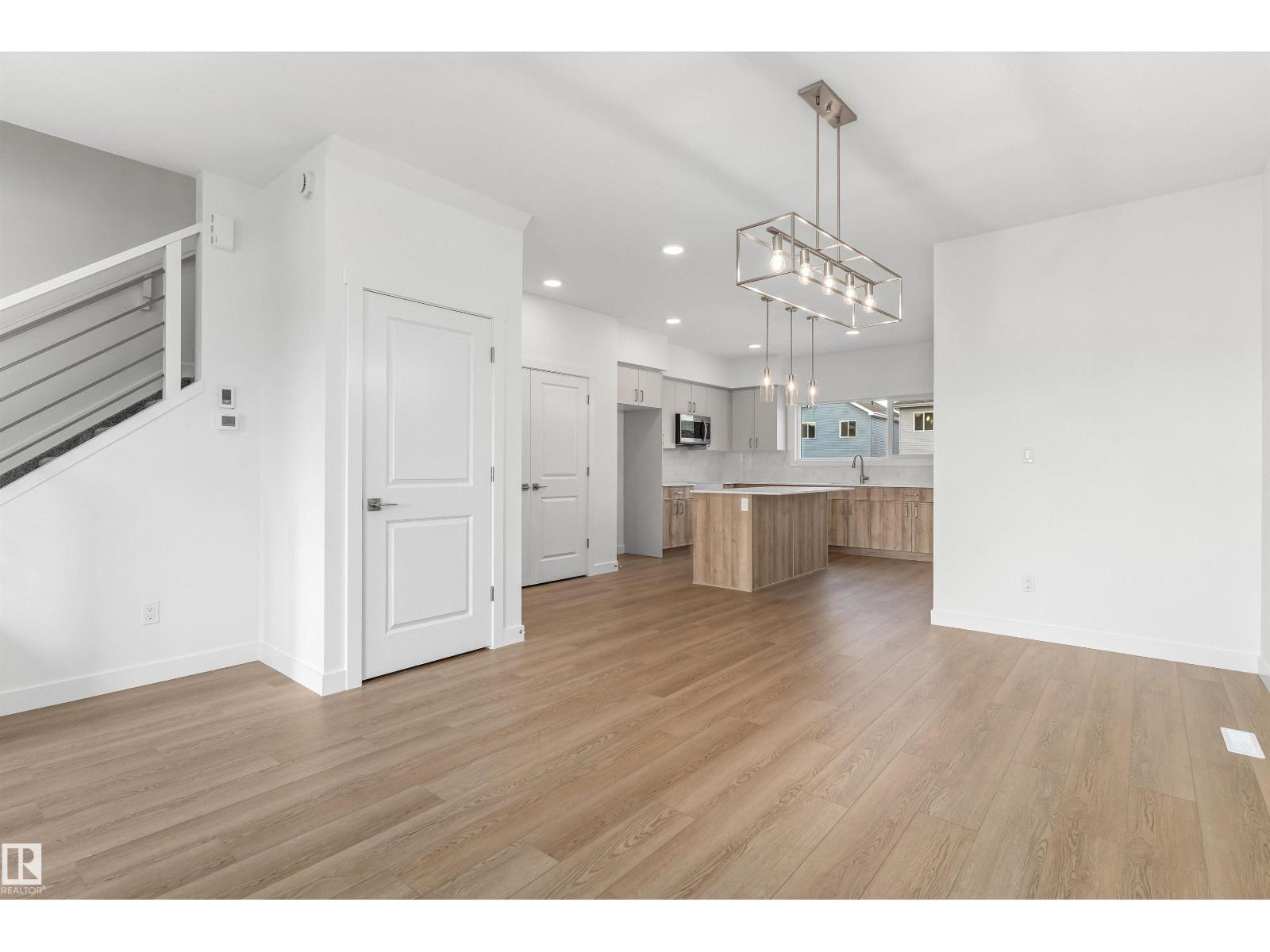 1012 14 Av Nw Property Photo 3
