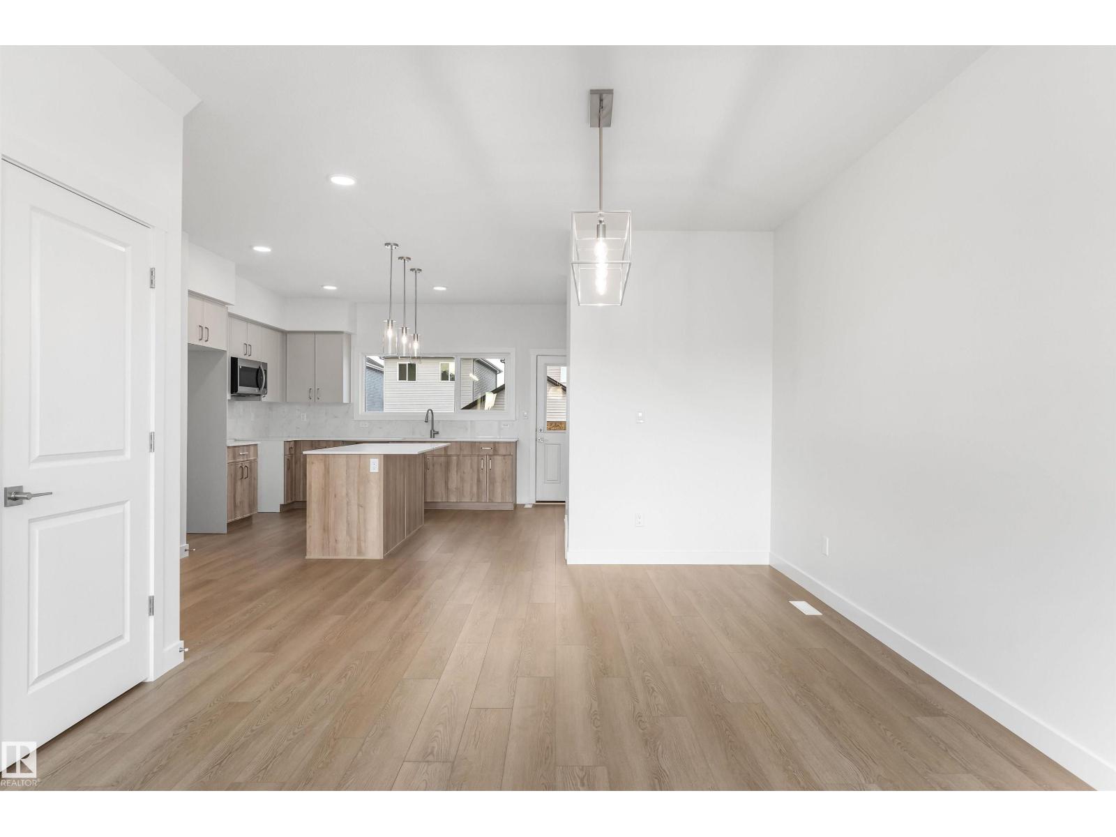 1012 14 Av Nw Property Photo 4