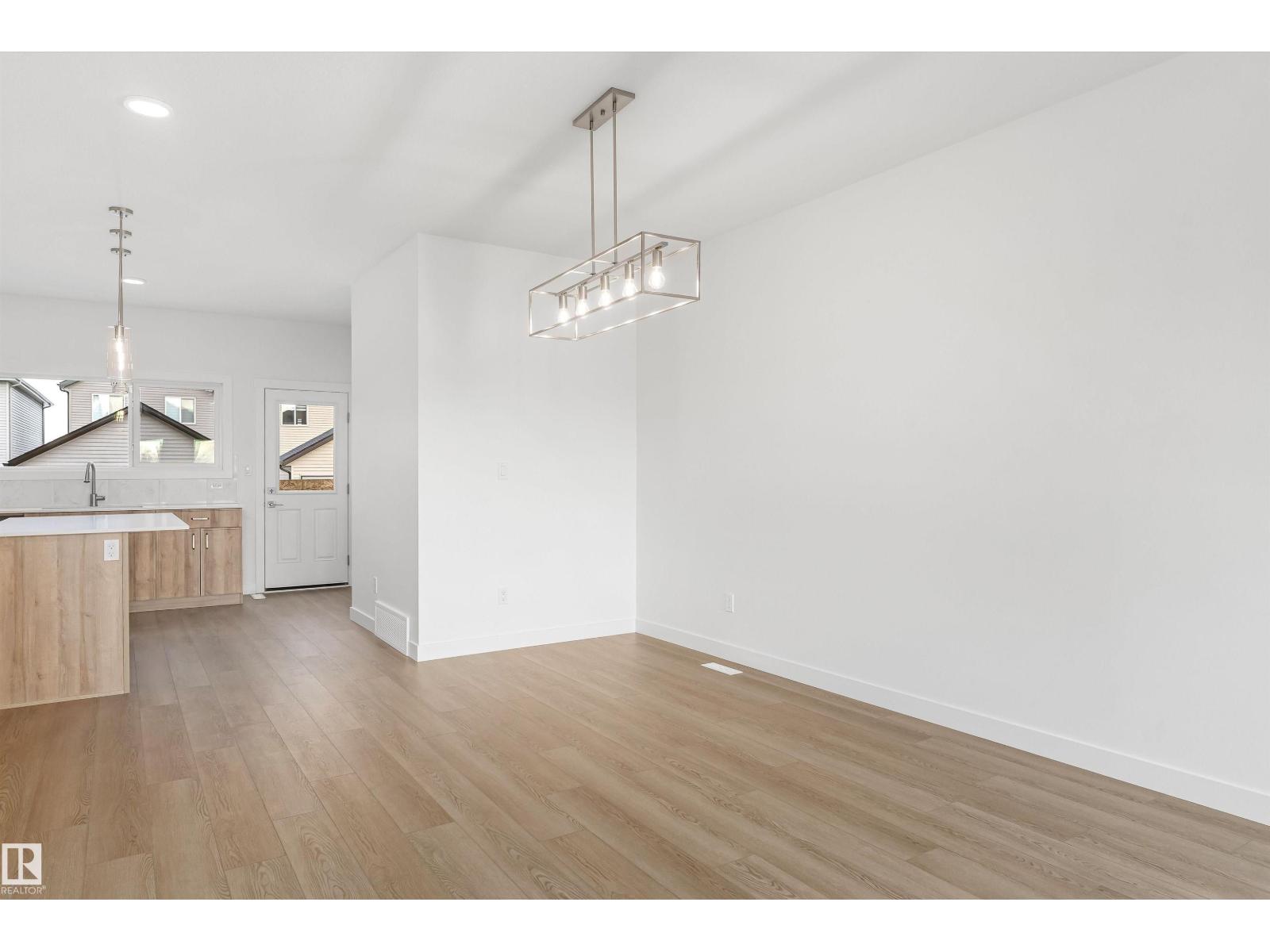 1012 14 Av Nw Property Photo 5