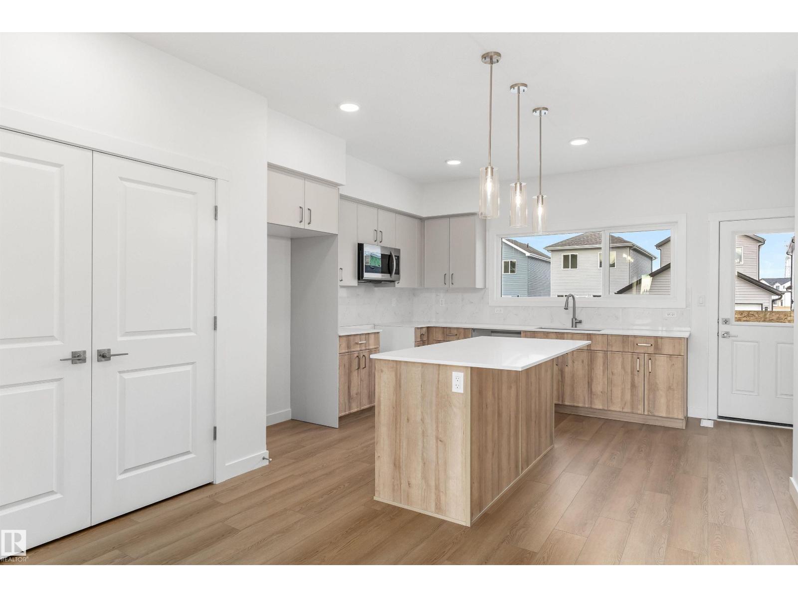 1012 14 Av Nw Property Photo 16