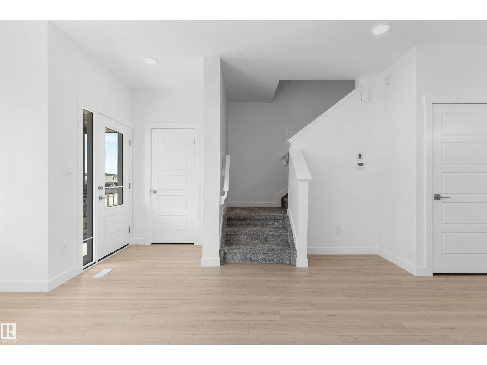 1056 14 Av Nw Property Photo 4