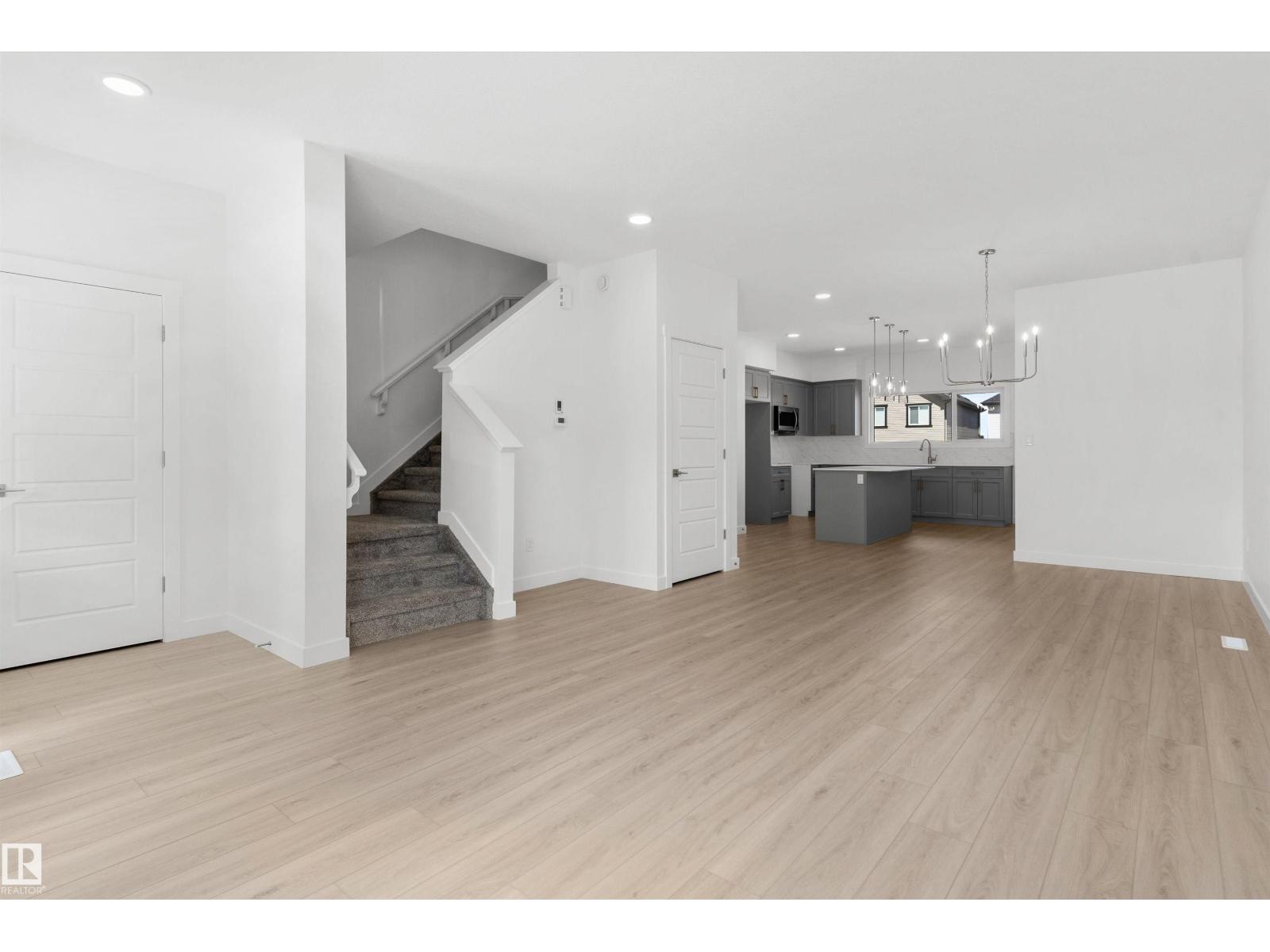 1056 14 Av Nw Property Photo 5