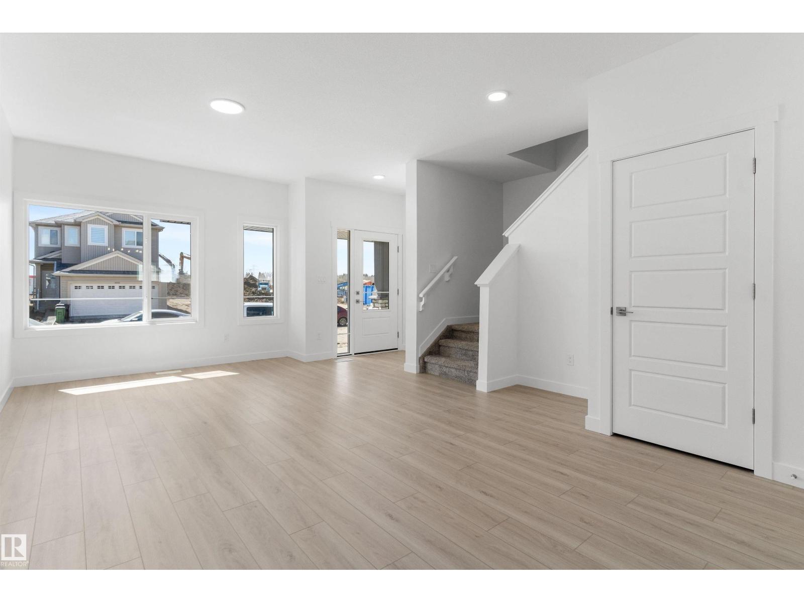 1056 14 Av Nw Property Photo 7