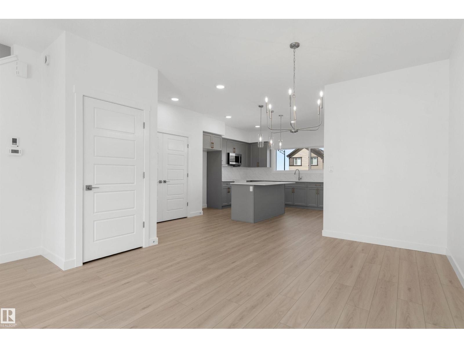 1056 14 Av Nw Property Photo 9