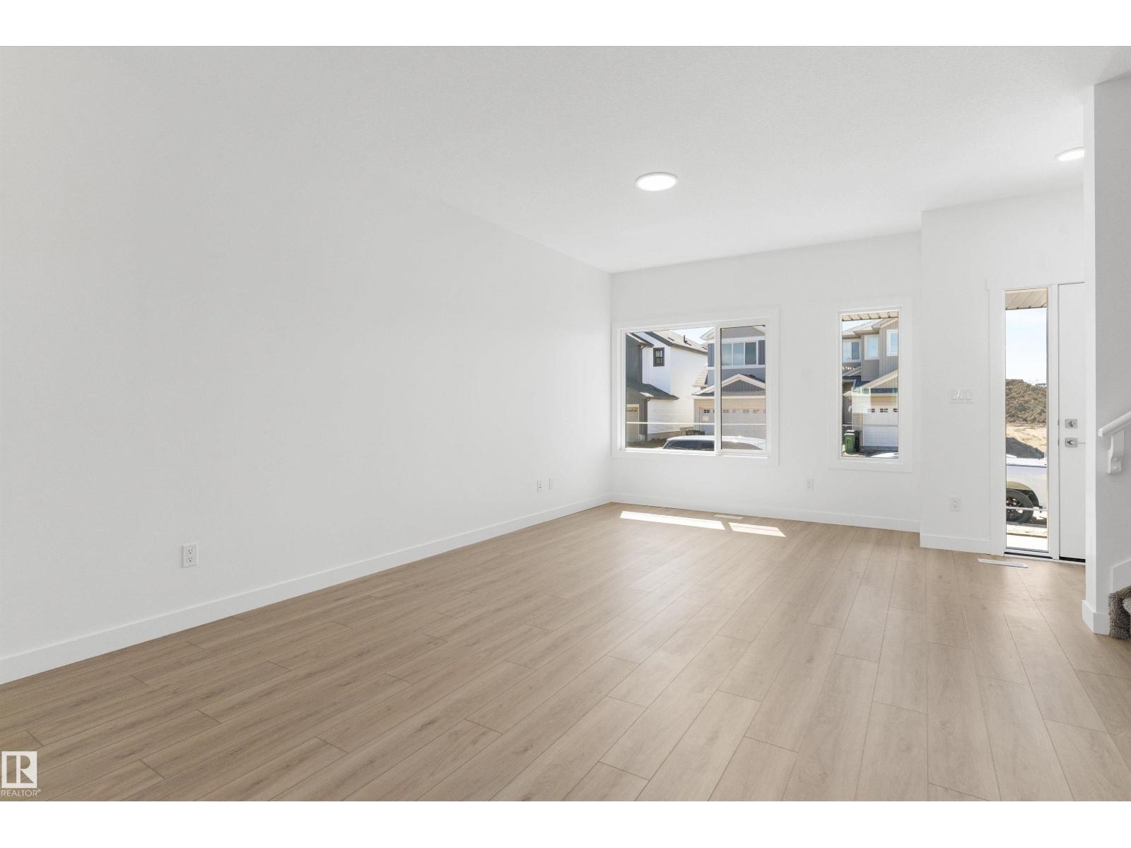 1056 14 Av Nw Property Photo 12