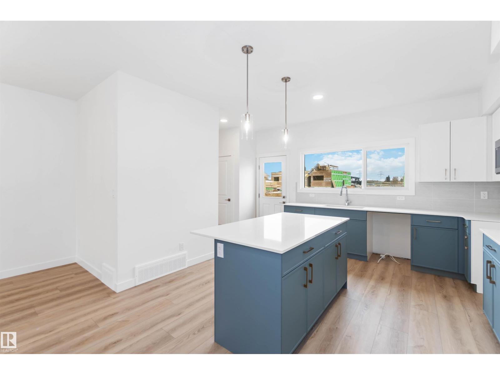 1013 Aster Bv Nw Property Photo 11