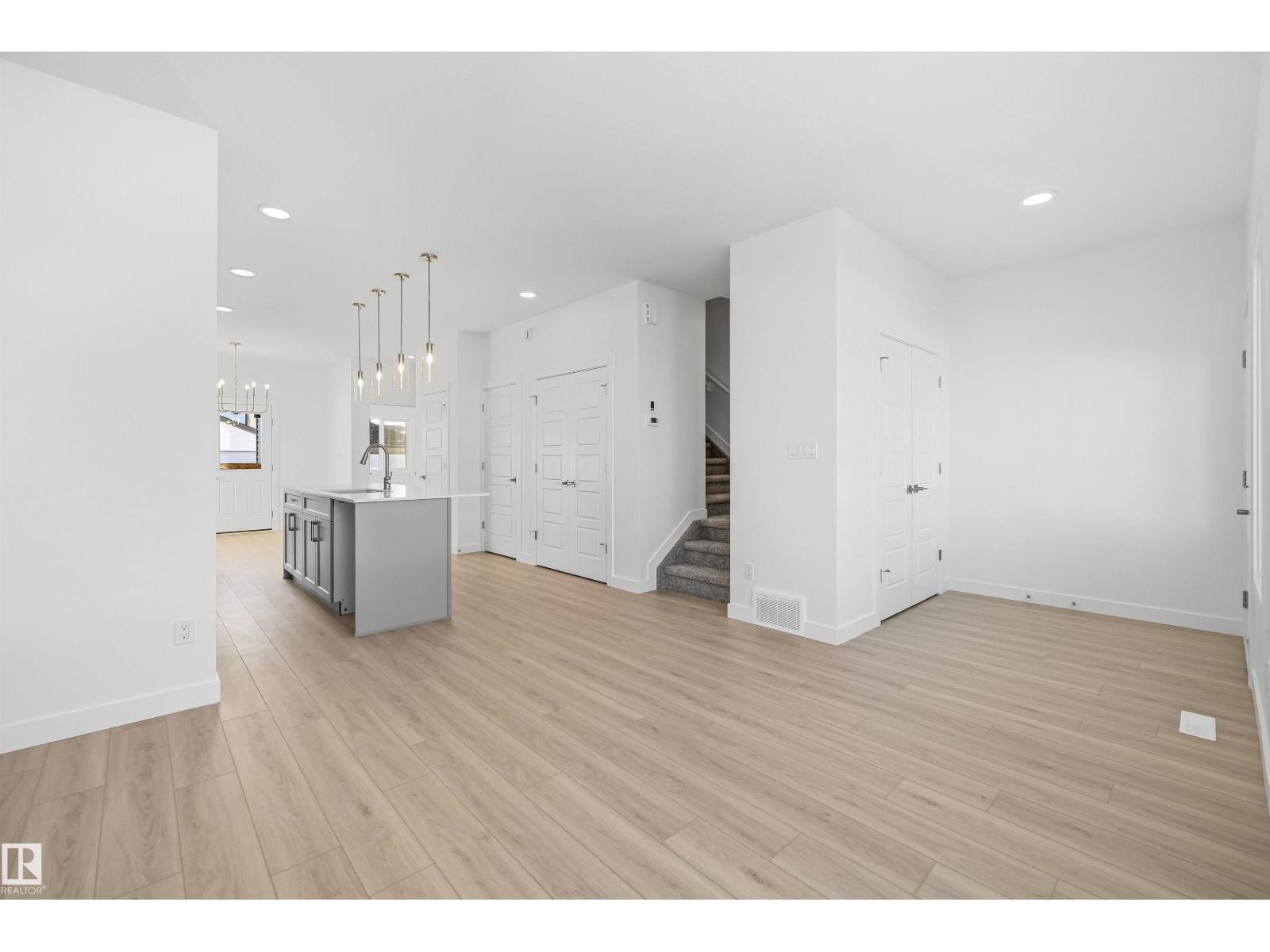 20715 43 Av Nw Property Photo 8