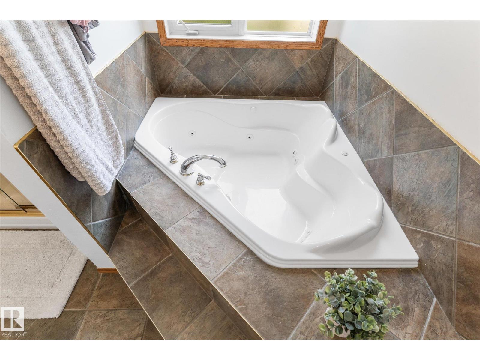8704 165 Av Nw Property Photo 24