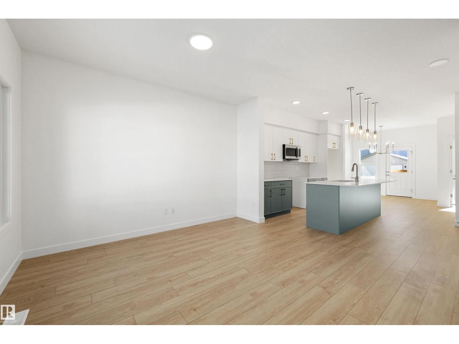 20711 43 Av Nw Property Photo 4