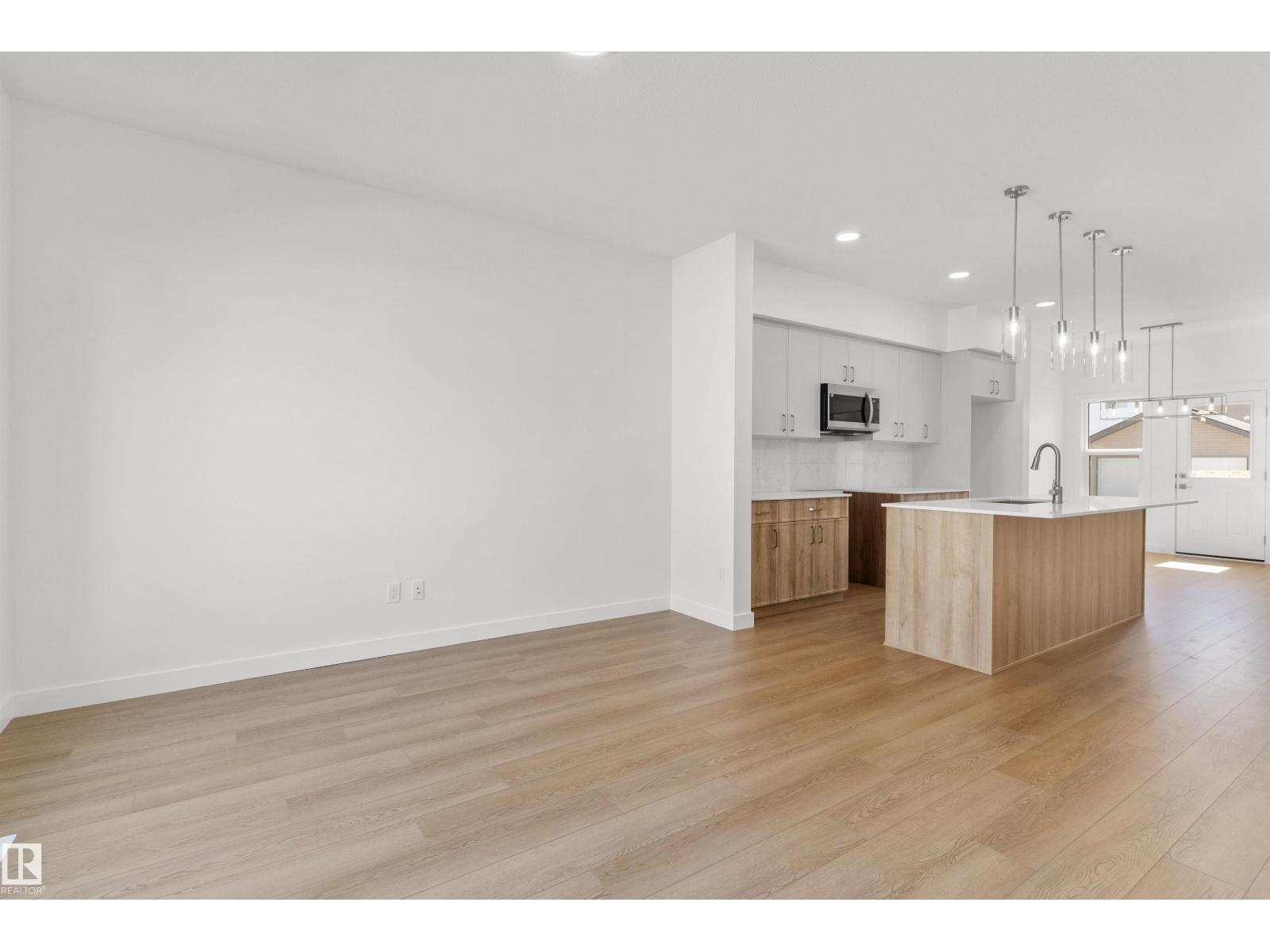 20703 43 Av Nw Property Photo 9