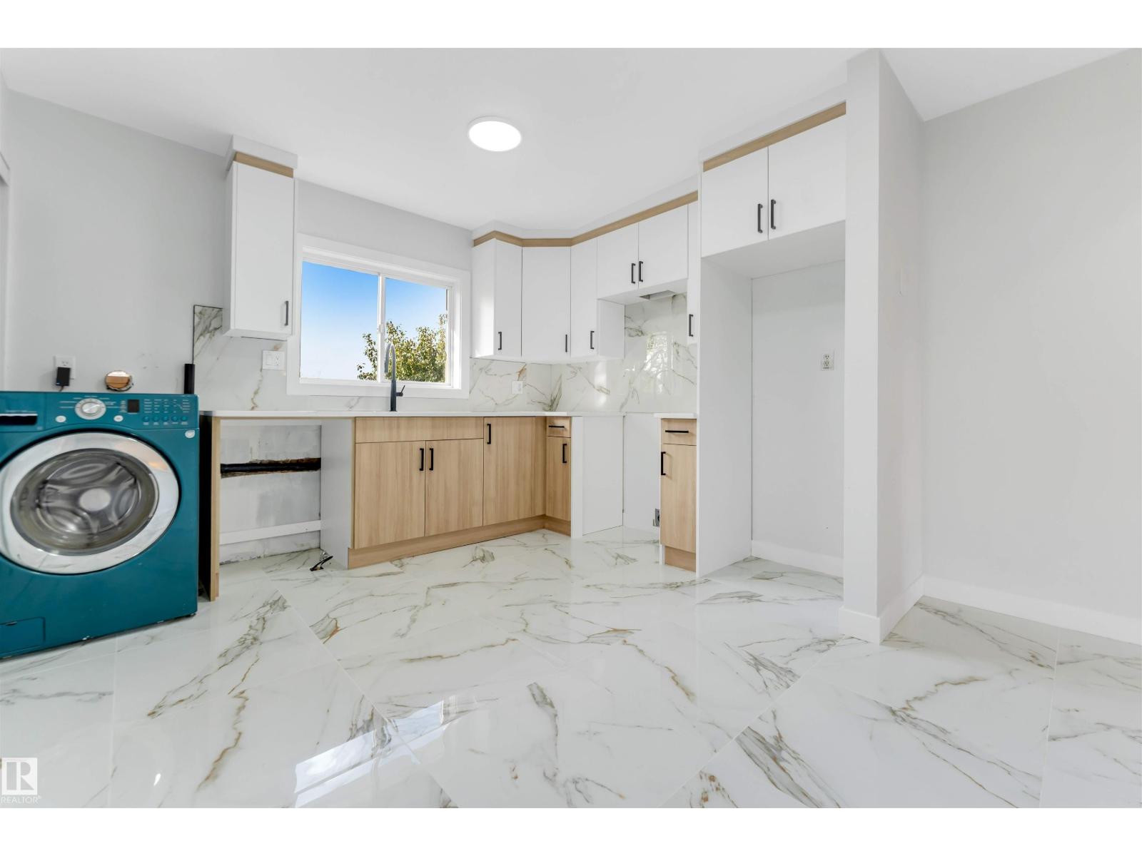 3432 60 ST NW