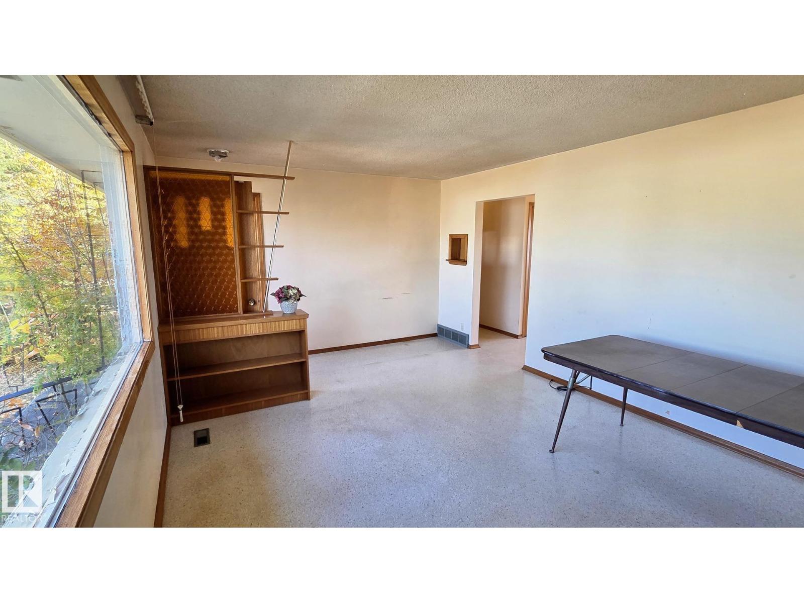 5517 49 St Property Photo 2