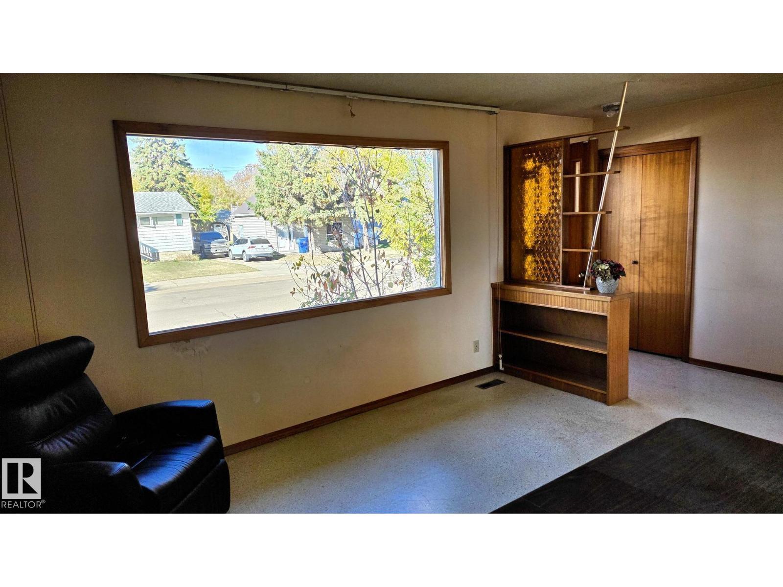 5517 49 St Property Photo 3