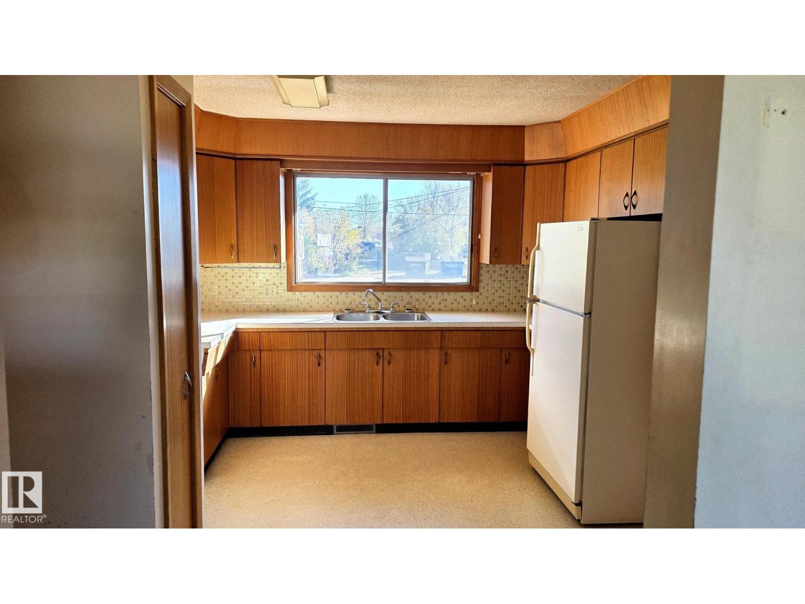 5517 49 St Property Photo 5