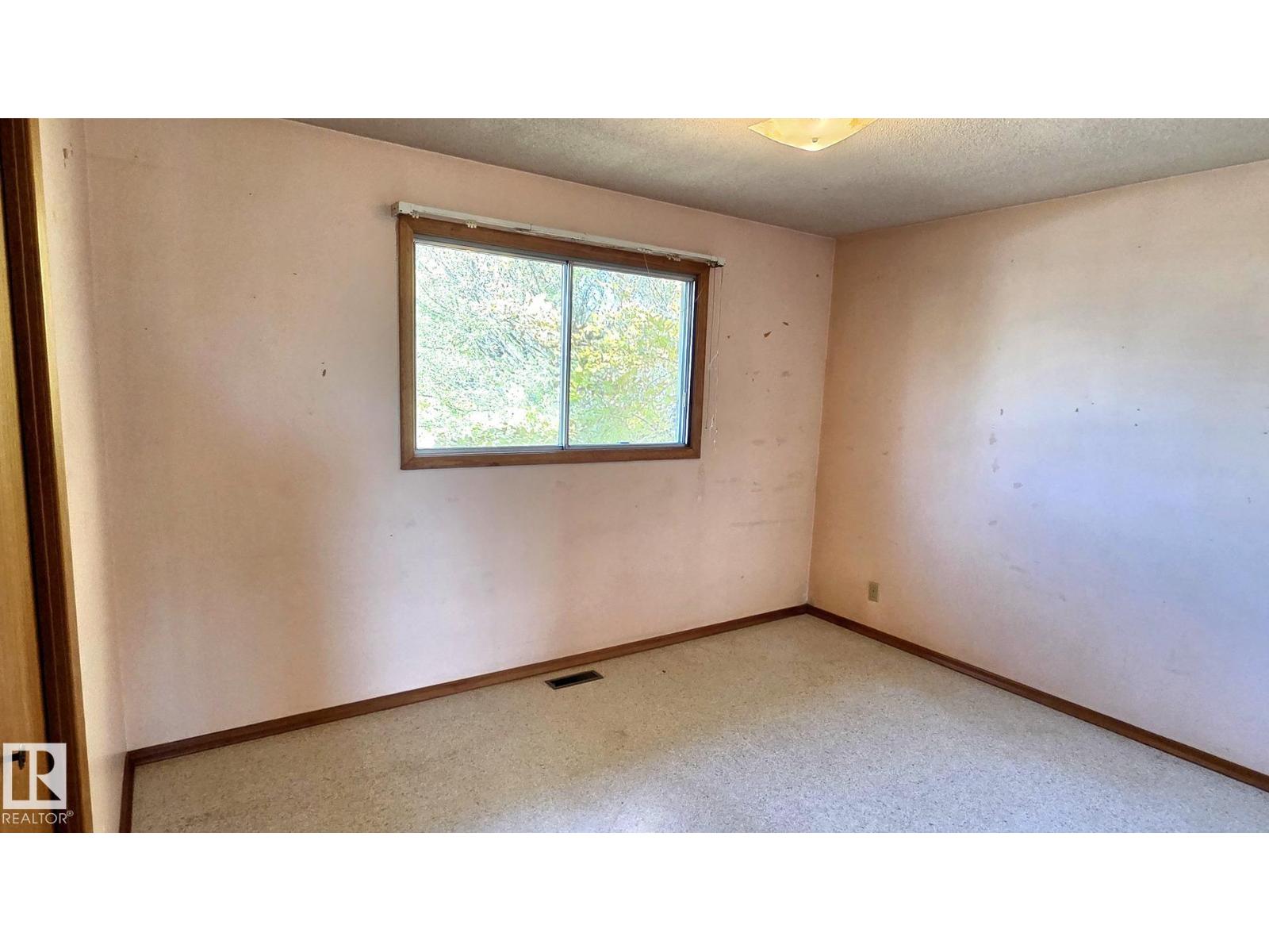 5517 49 St Property Photo 6