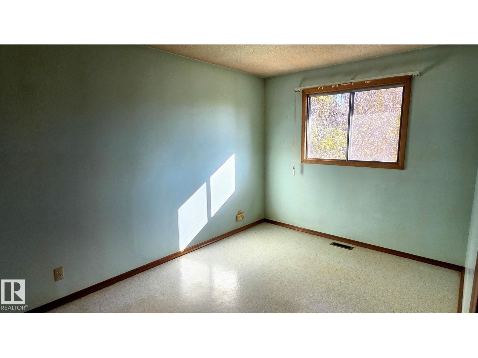 5517 49 St Property Photo 8