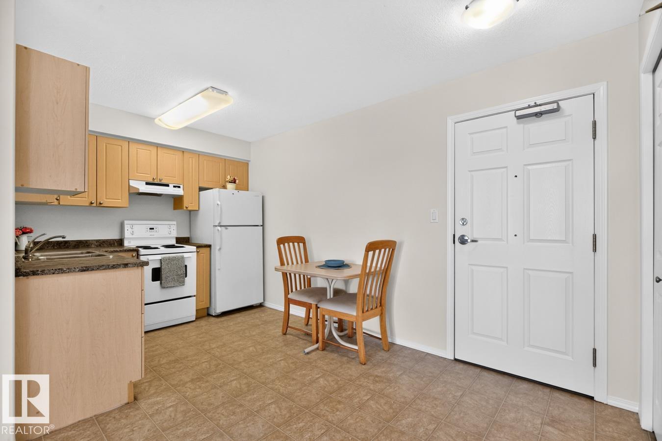 #323 8802 Southfort Property Photo 3