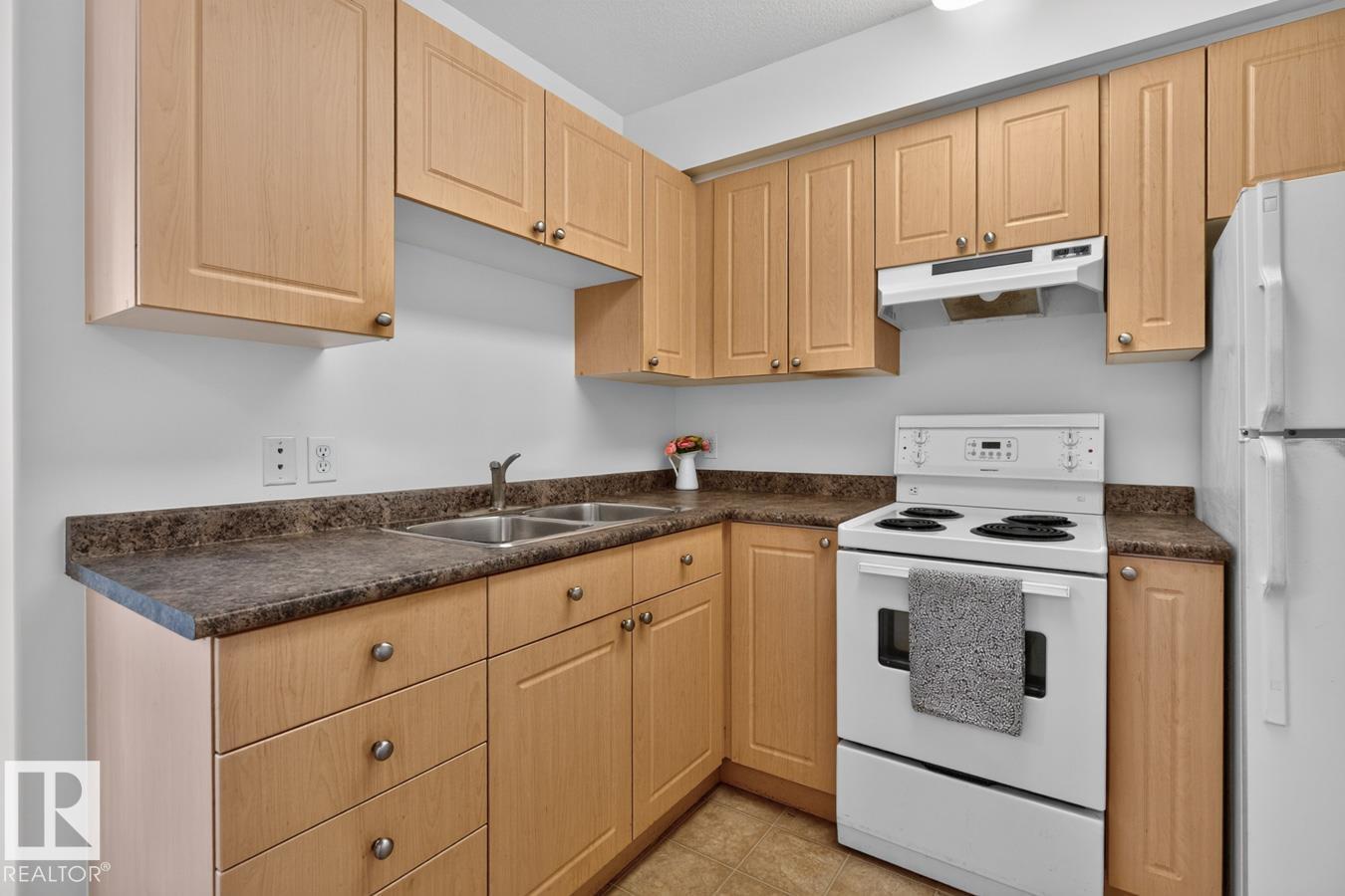 #323 8802 Southfort Property Photo 5