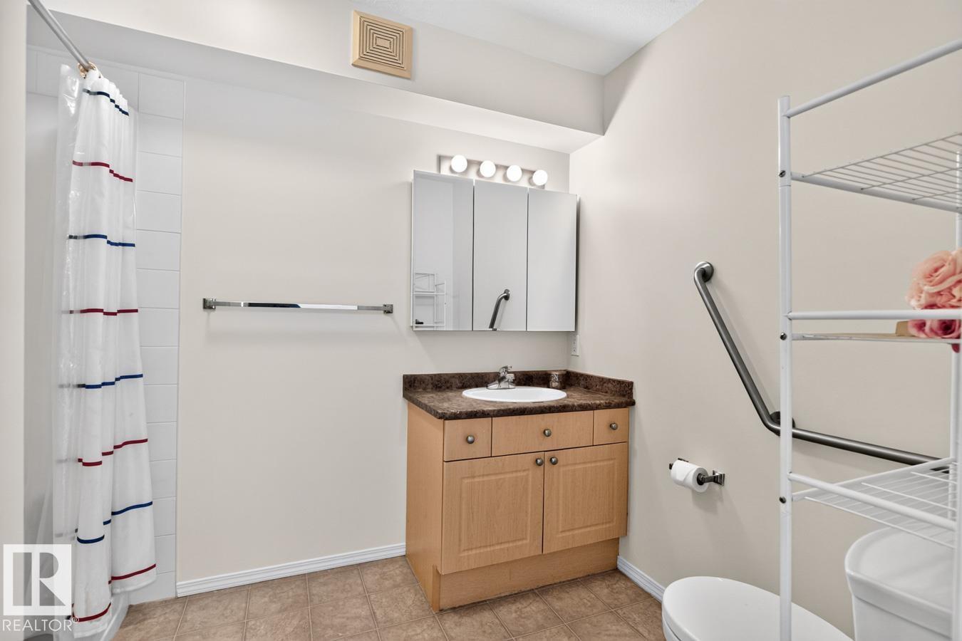 #323 8802 Southfort Property Photo 12