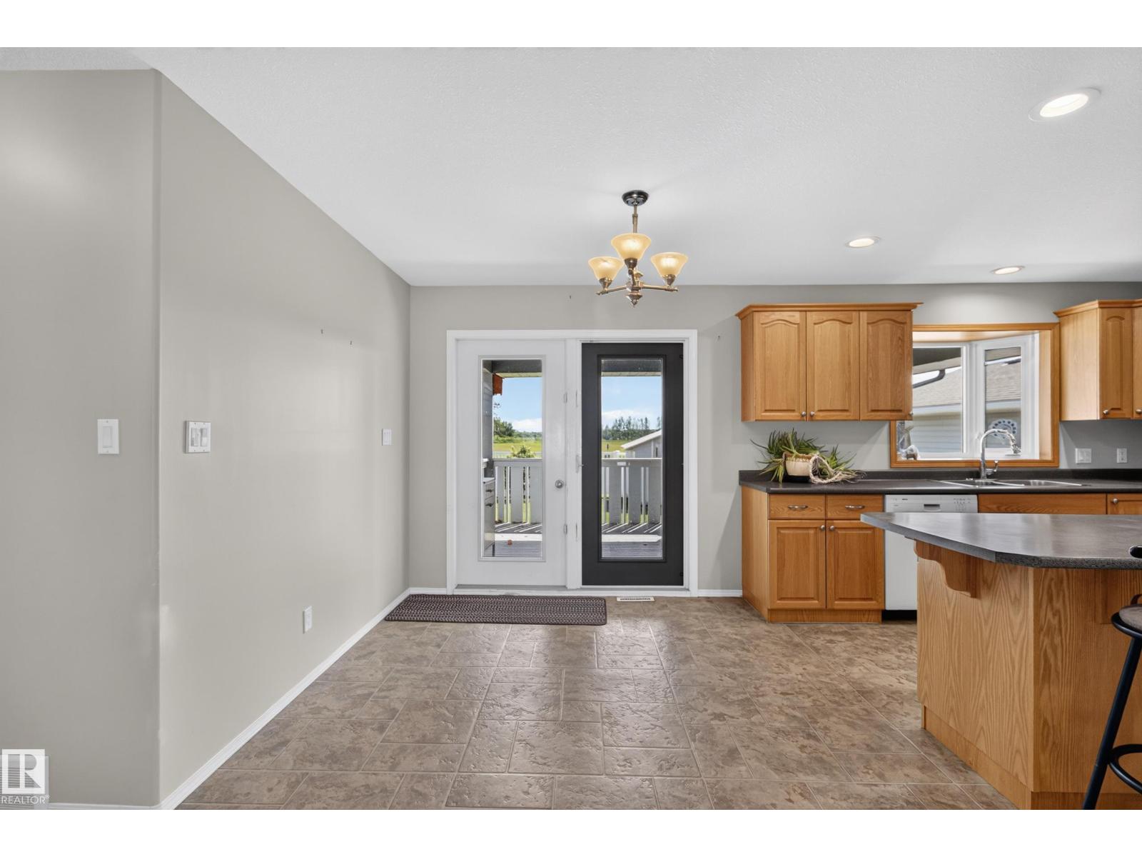 4209 46 St Property Photo 12
