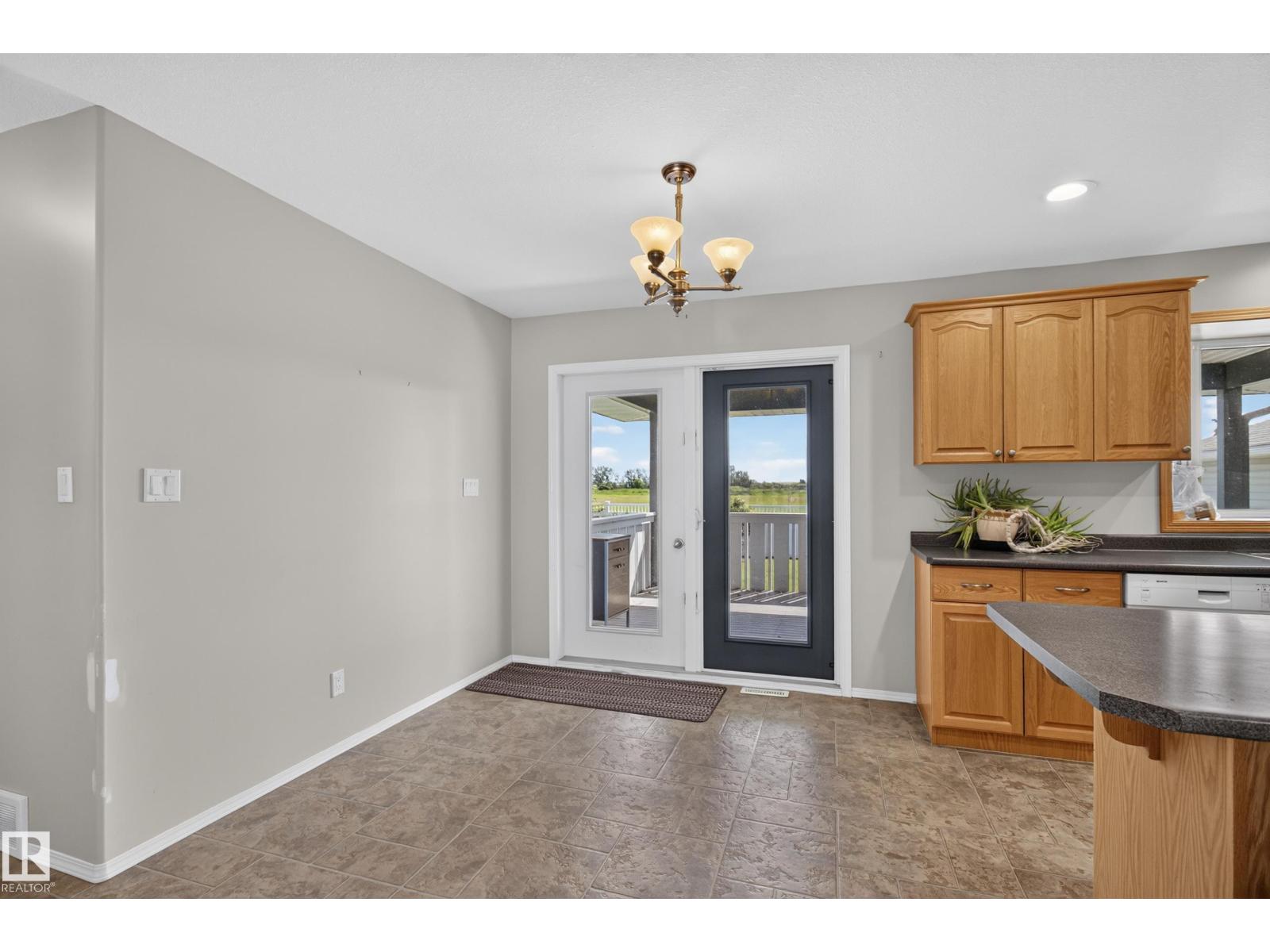 4209 46 St Property Photo 13