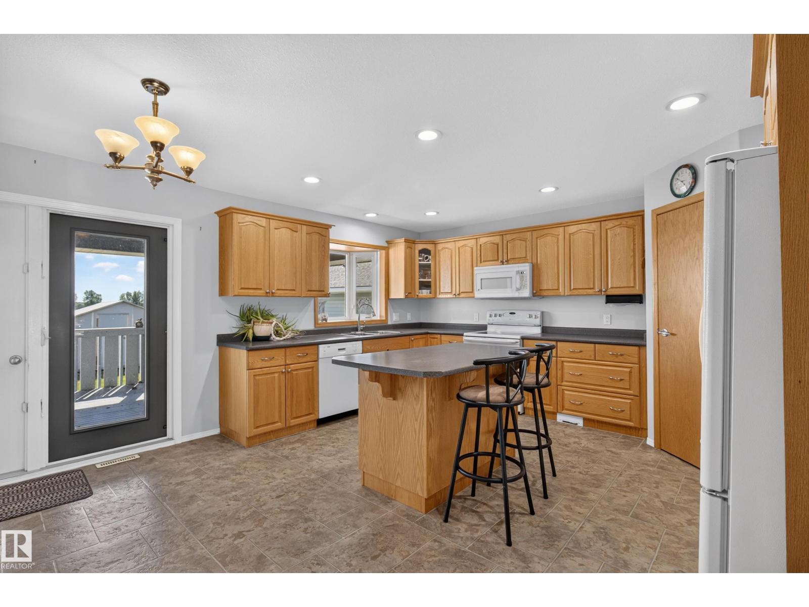 4209 46 St Property Photo 14