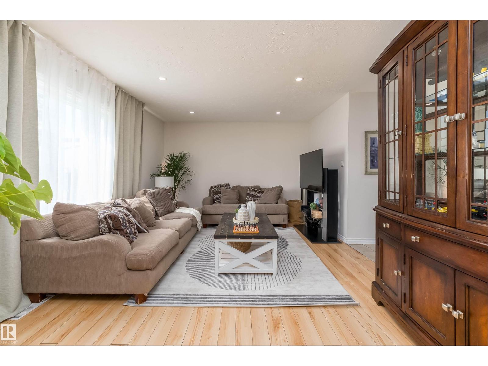 11236 40 Av Nw Property Photo 5