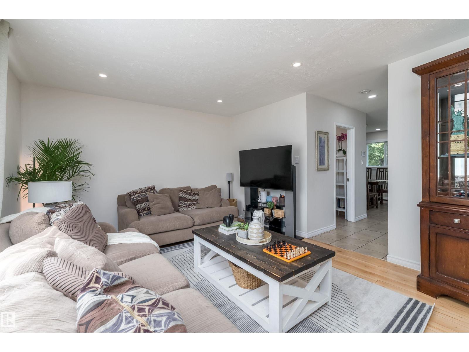 11236 40 Av Nw Property Photo 8