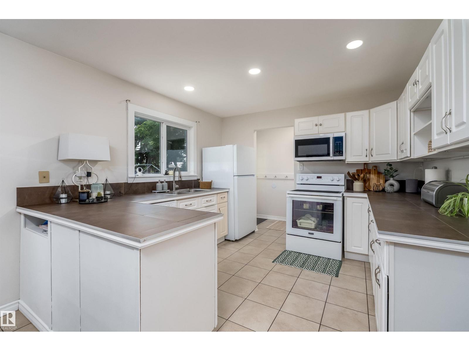 11236 40 Av Nw Property Photo 13