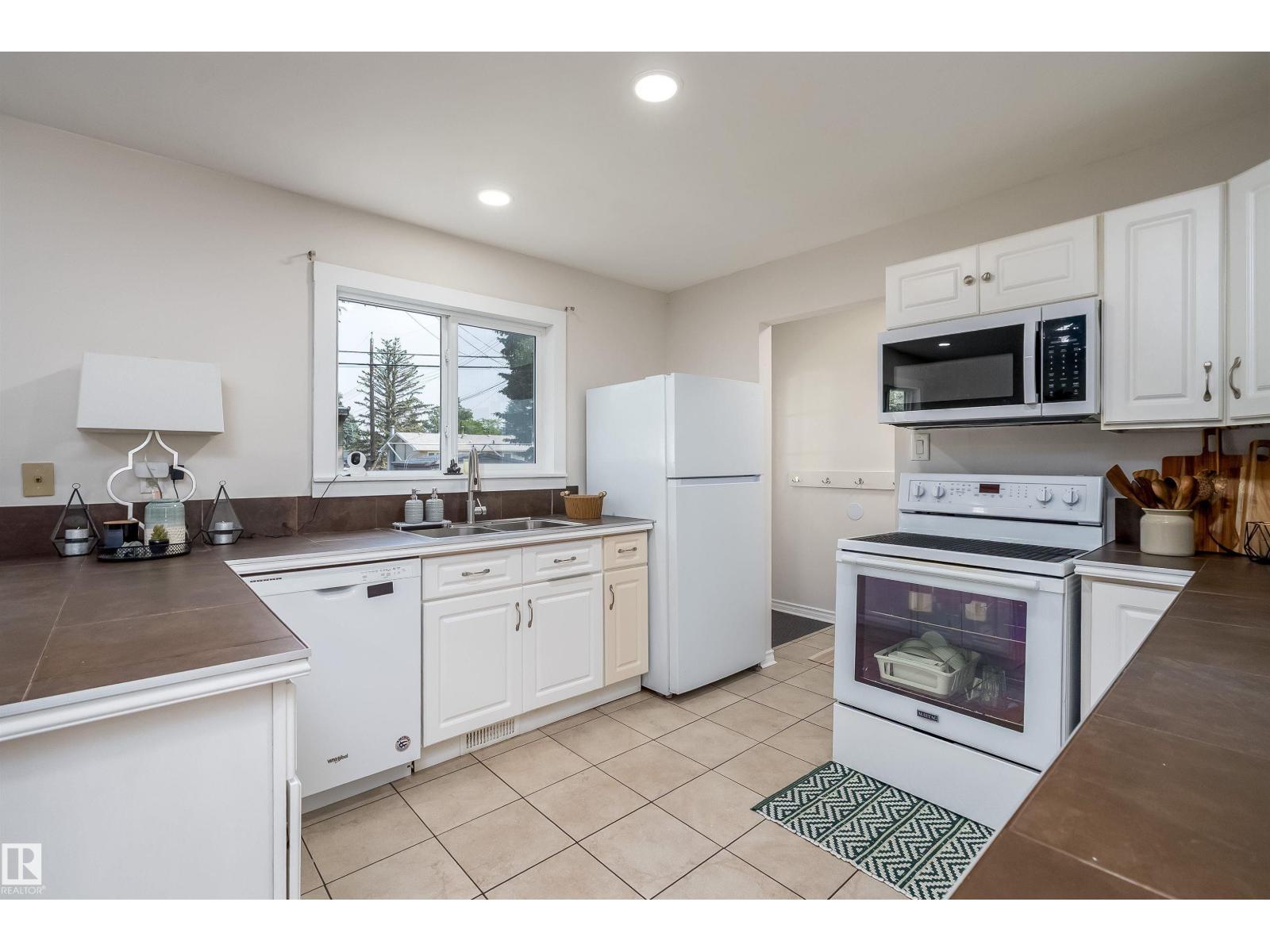 11236 40 Av Nw Property Photo 14
