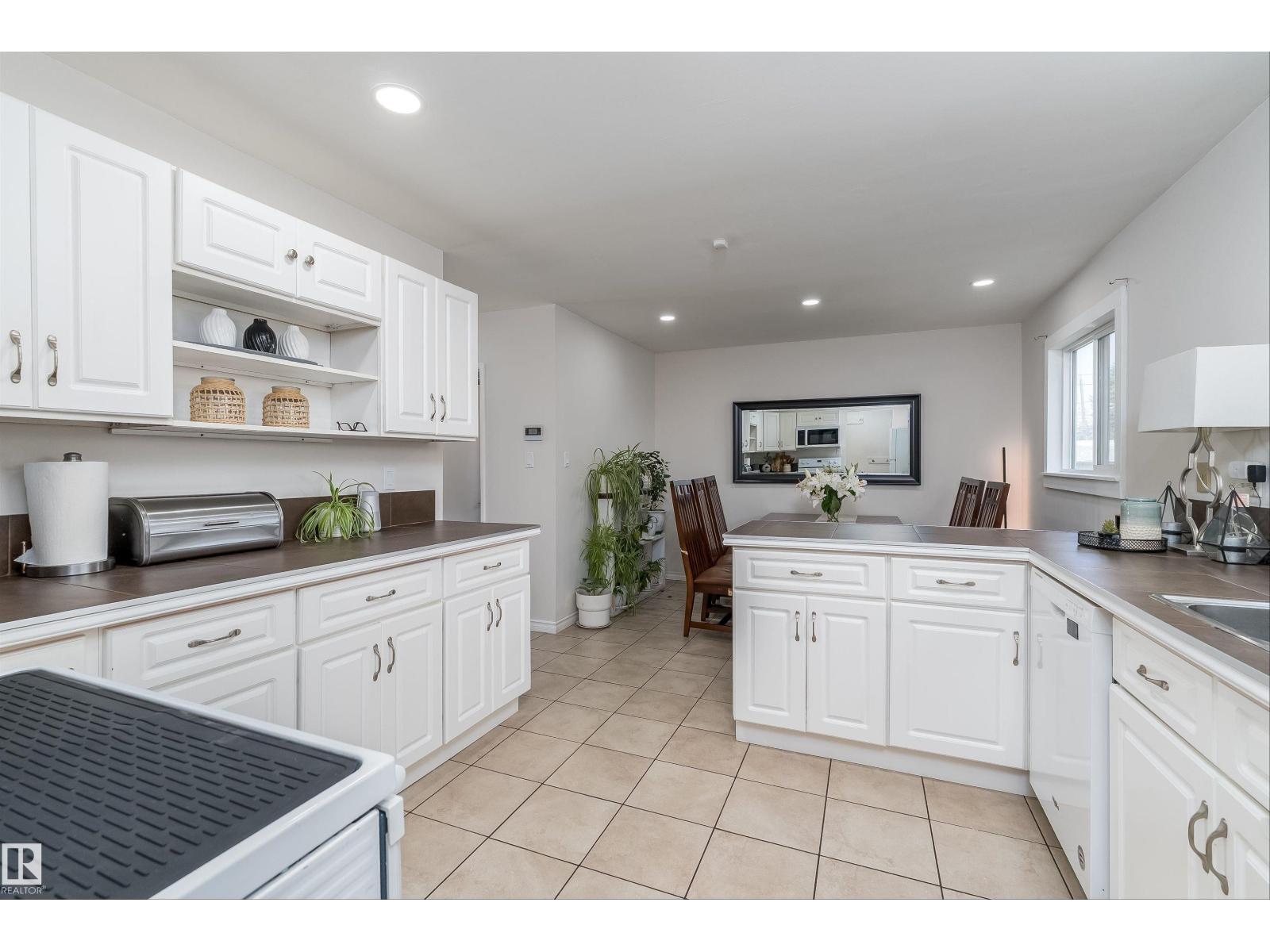 11236 40 Av Nw Property Photo 16