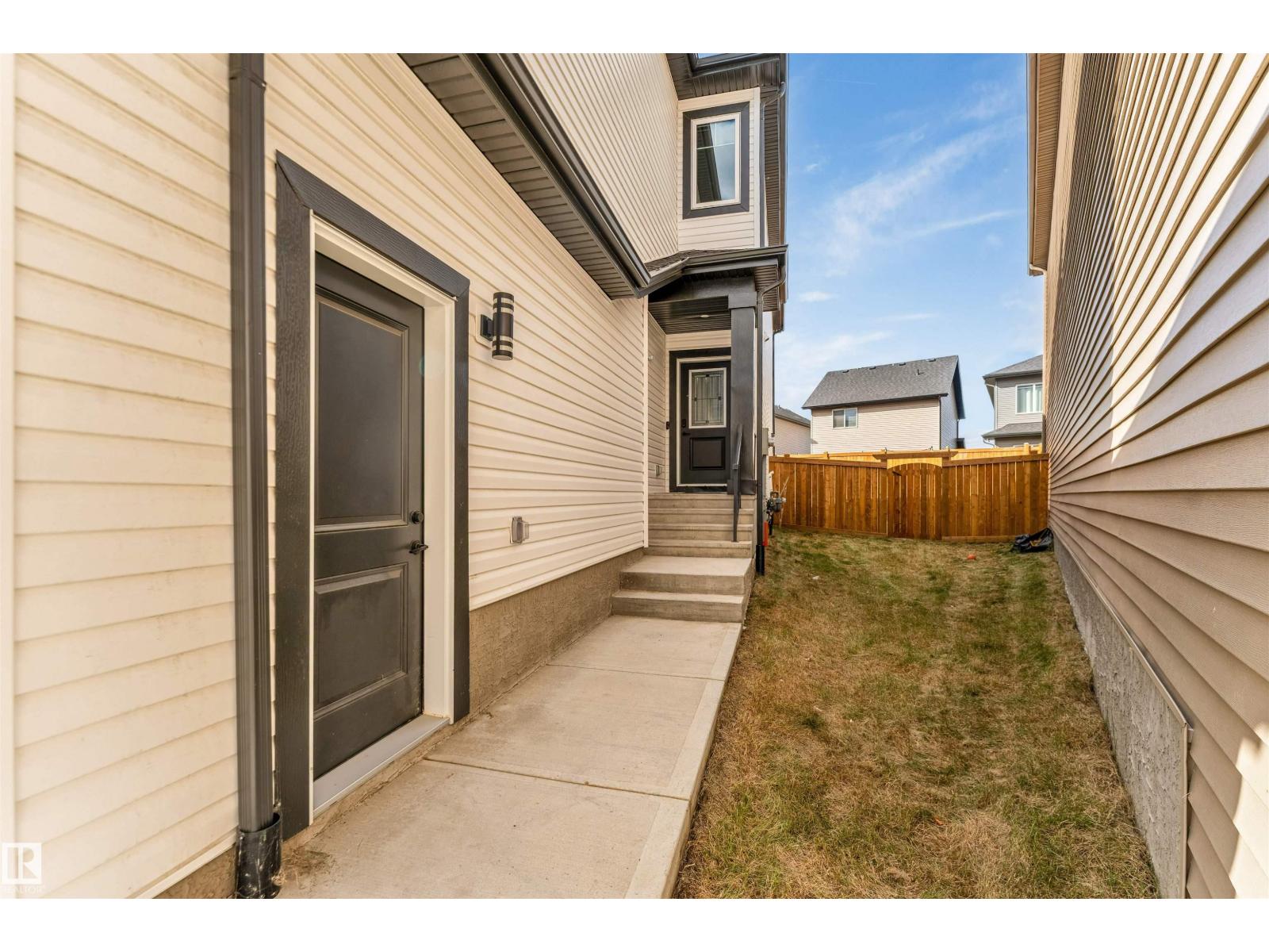 1428 11 Av Nw Property Photo 3