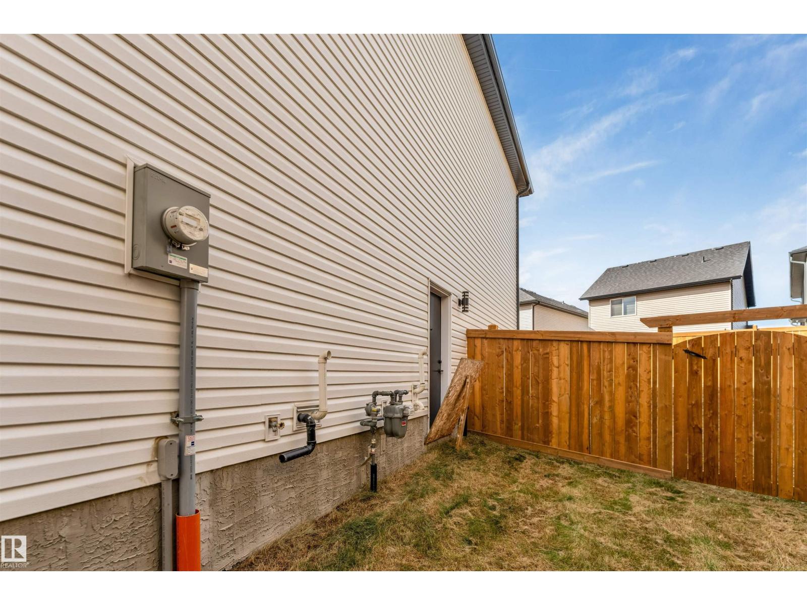 1428 11 Av Nw Property Photo 4