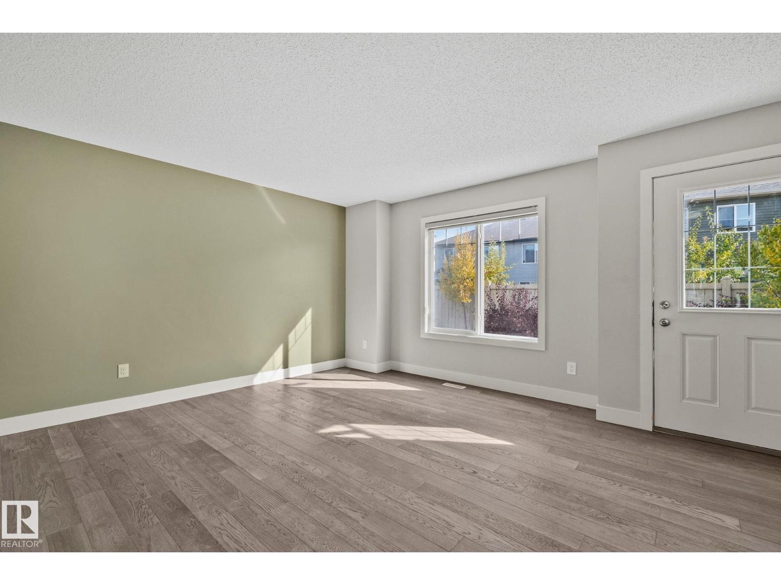 #21 2922 Maple Wy Nw Property Photo 4