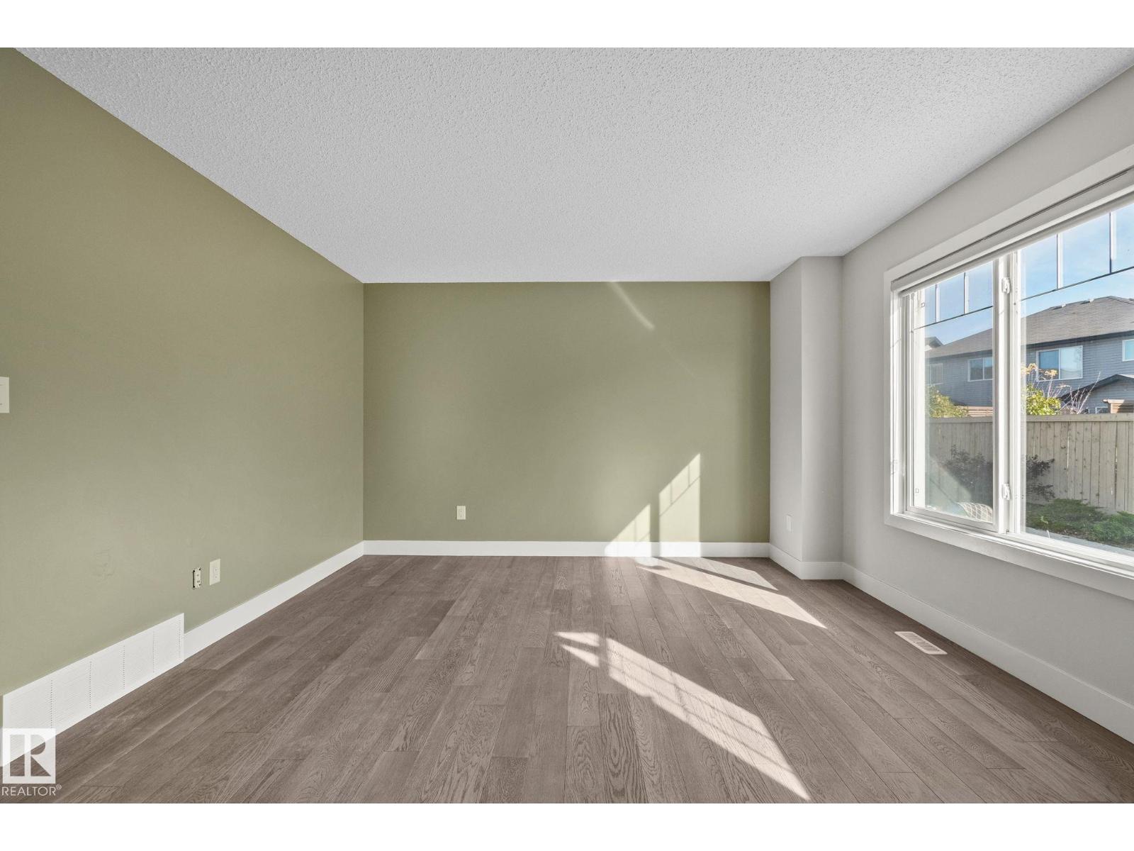 #21 2922 Maple Wy Nw Property Photo 5