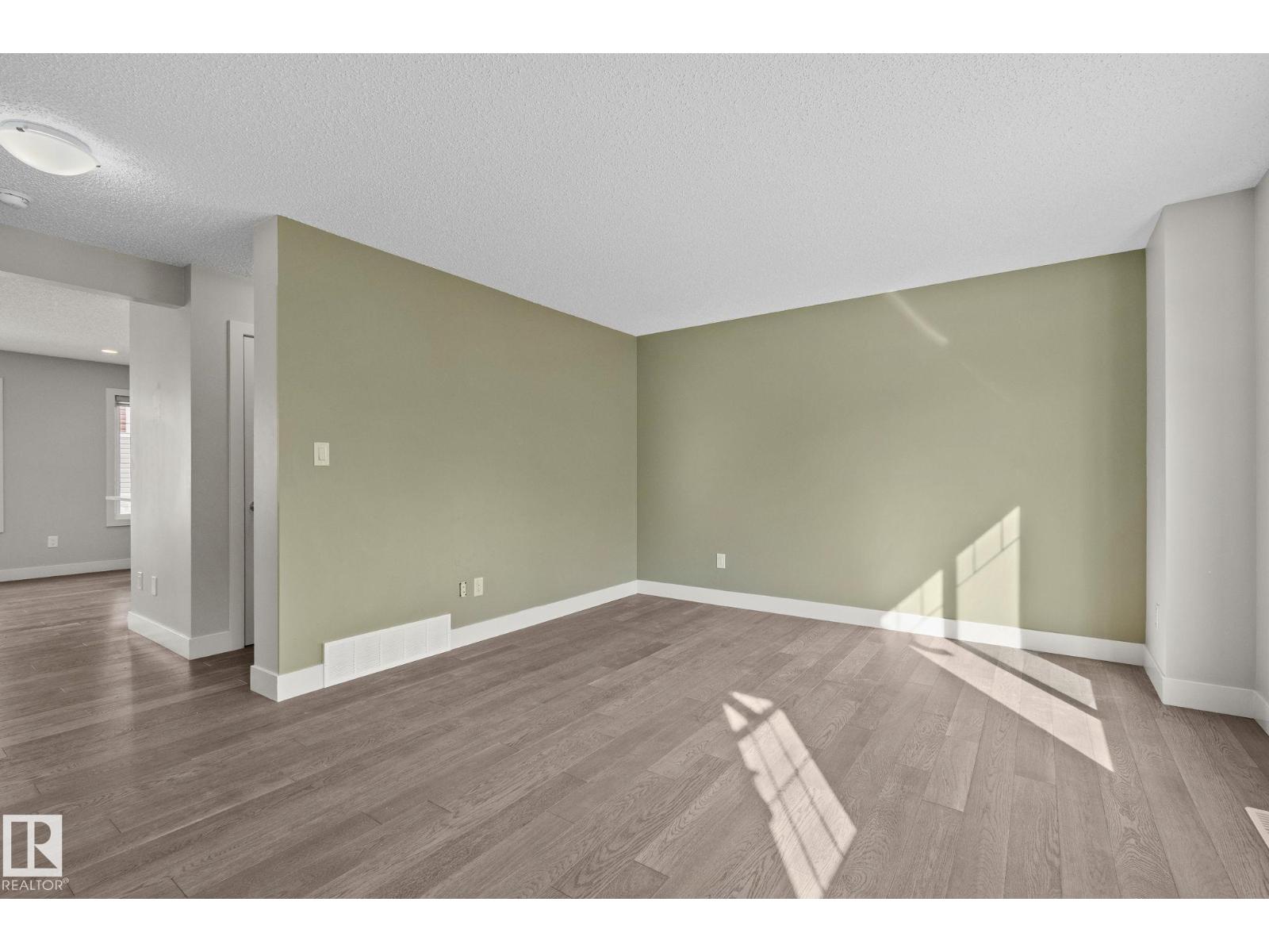 #21 2922 Maple Wy Nw Property Photo 7