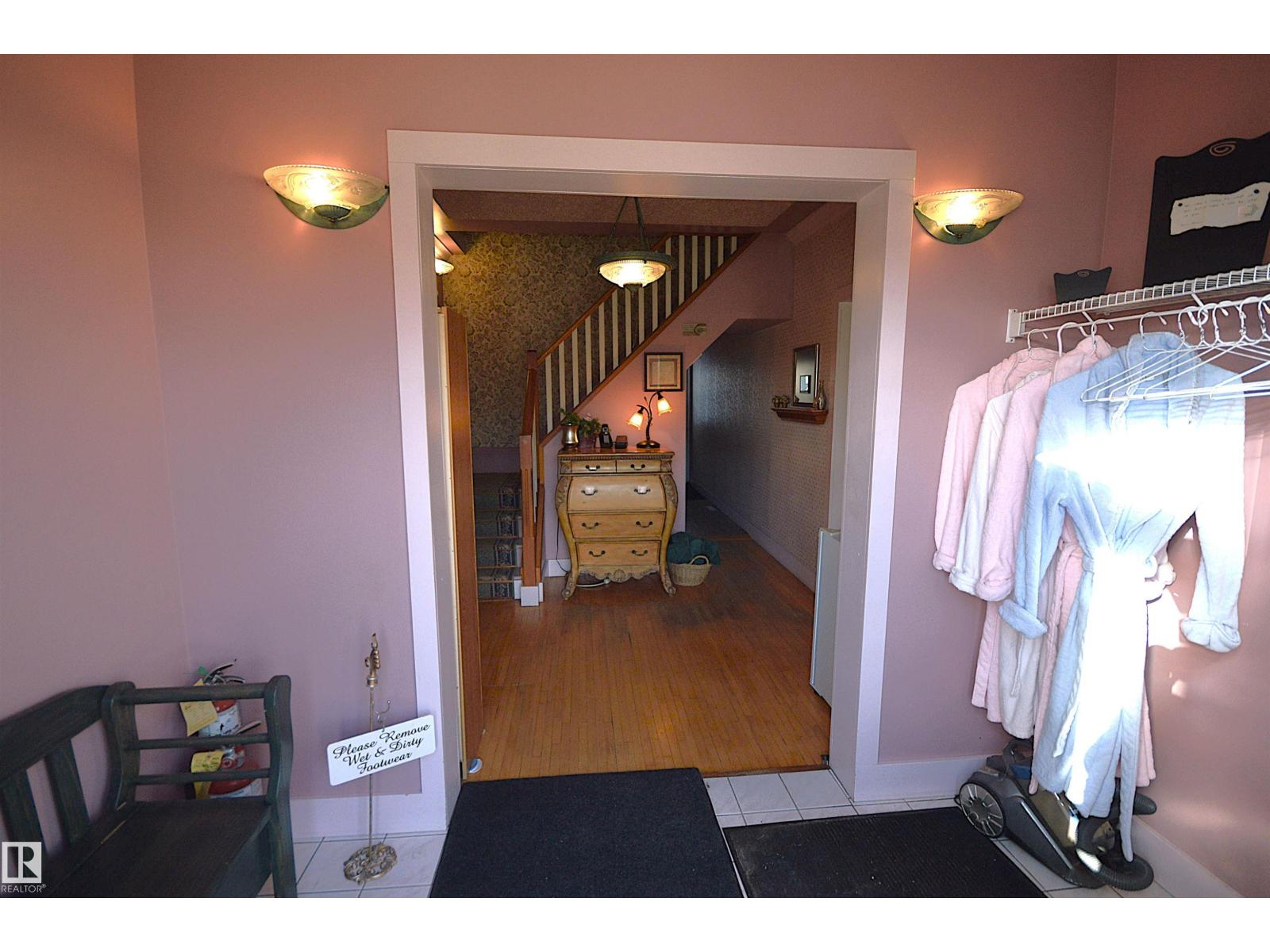 5023 51 Ave Av Property Photo 5
