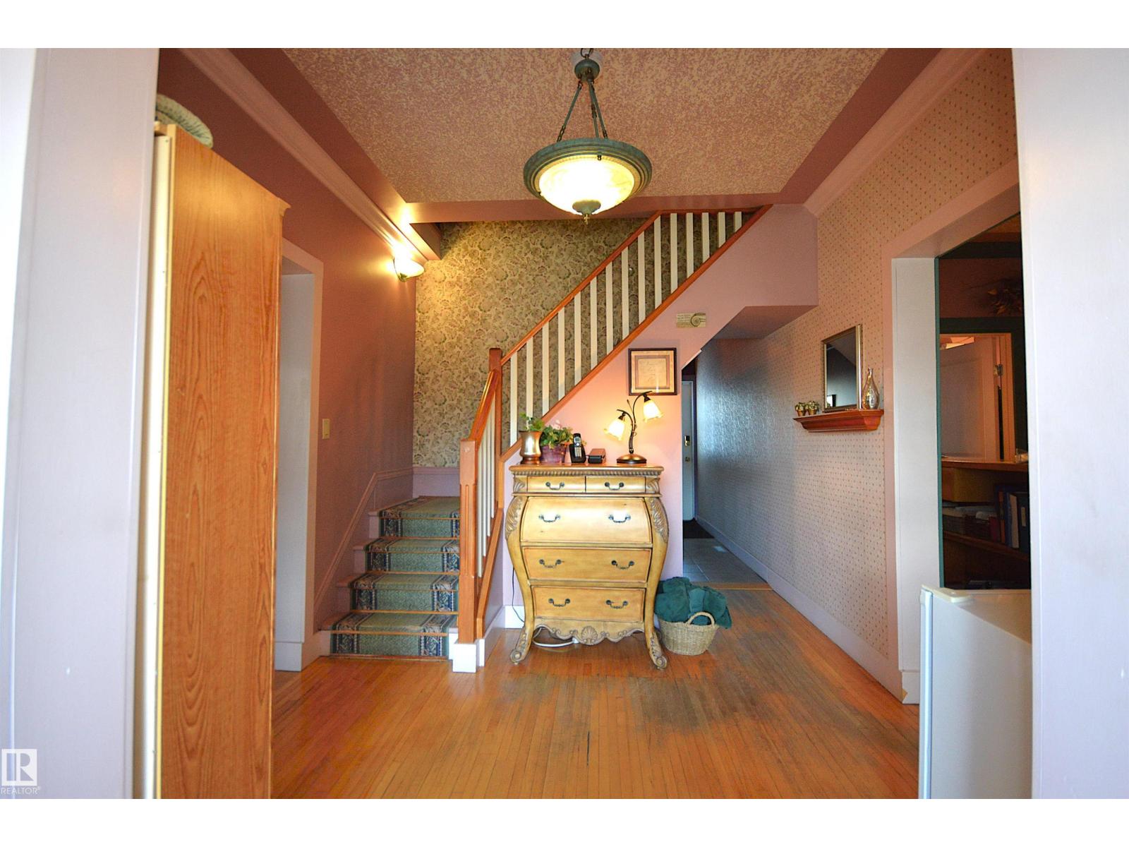 5023 51 Ave Av Property Photo 6