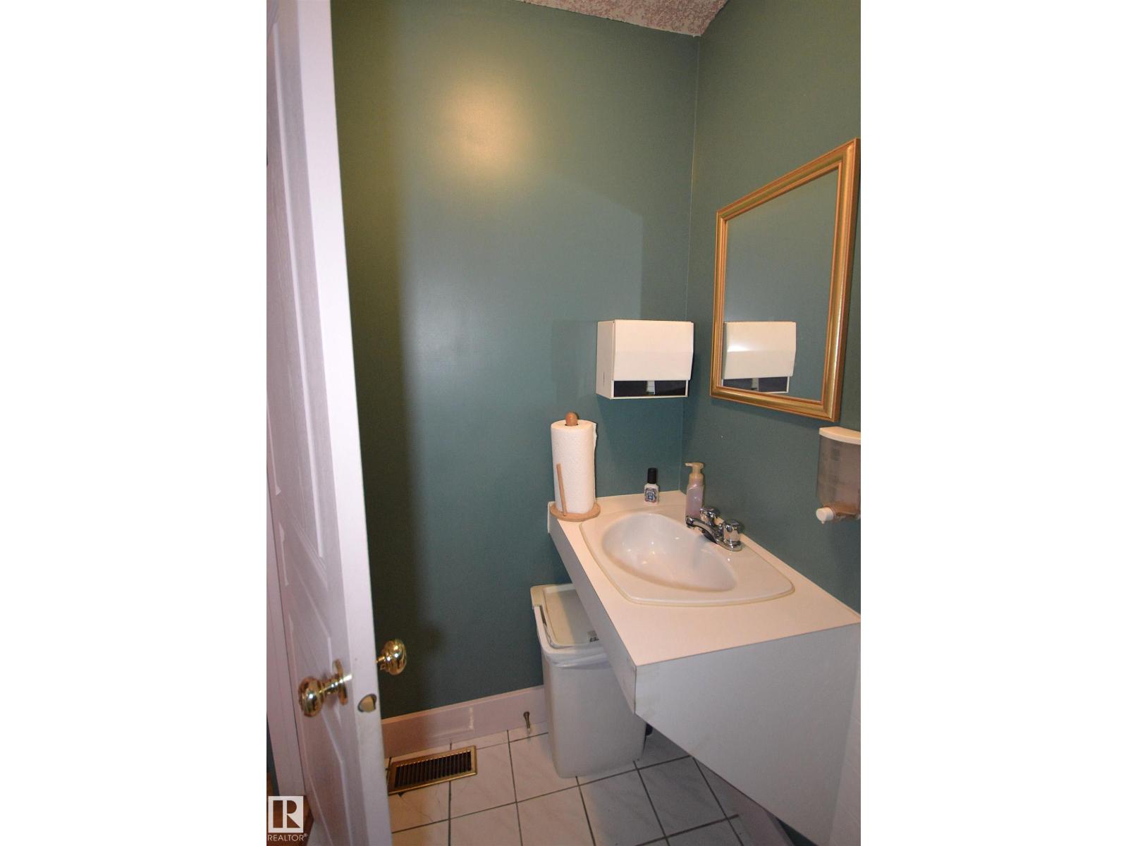 5023 51 Ave Av Property Photo 15
