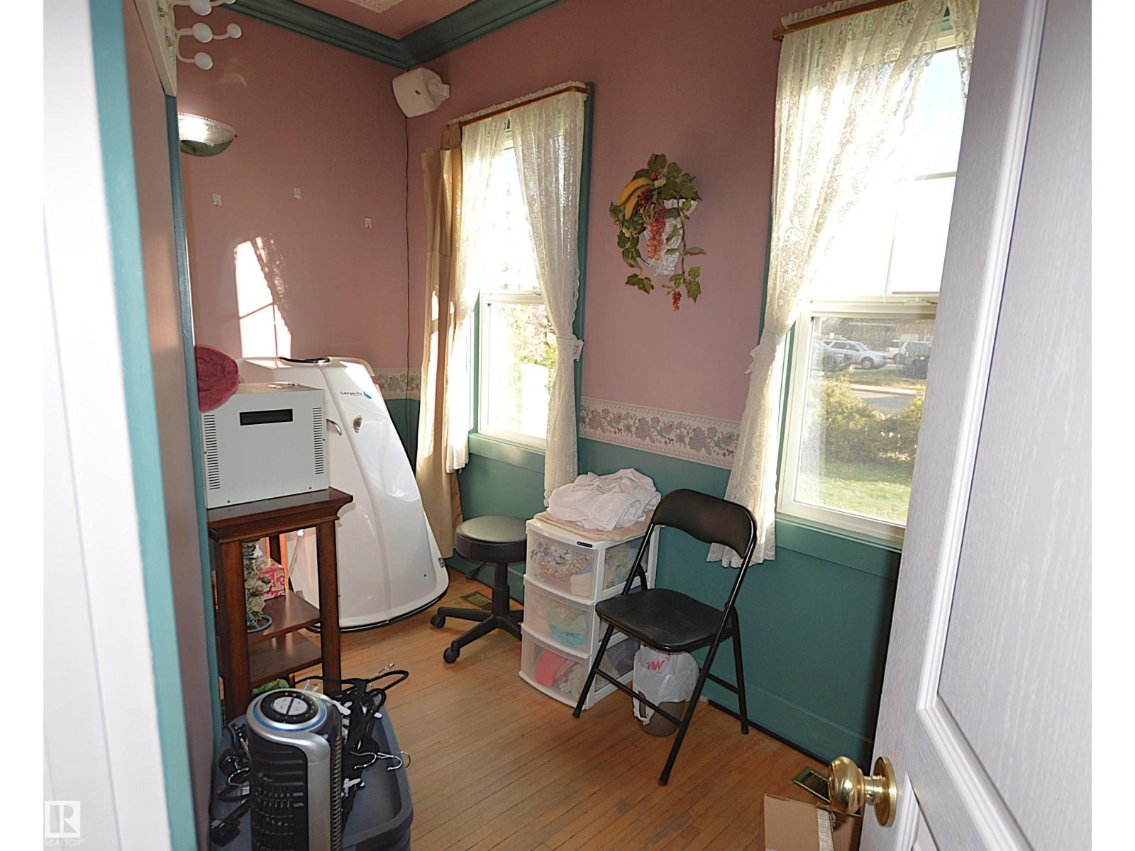 5023 51 Ave Av Property Photo 21