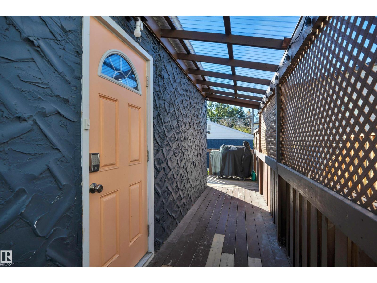 10647 68 Av Nw Property Photo 3