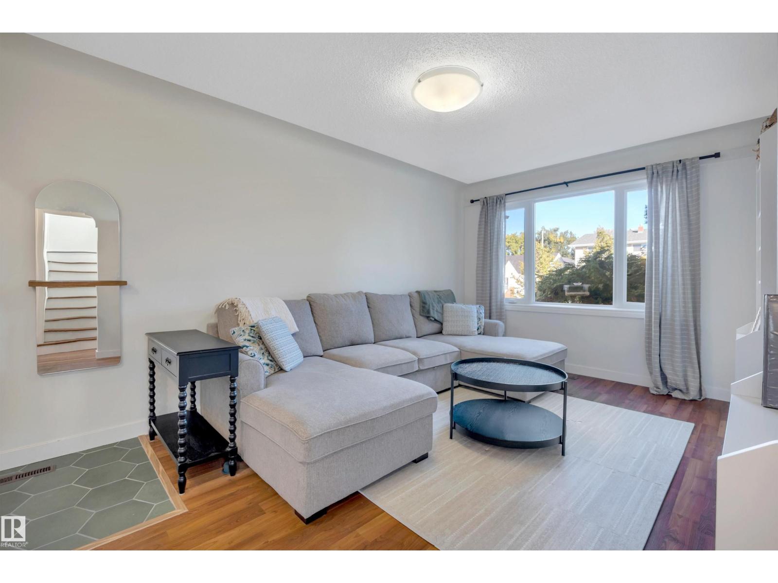 10647 68 Av Nw Property Photo 5